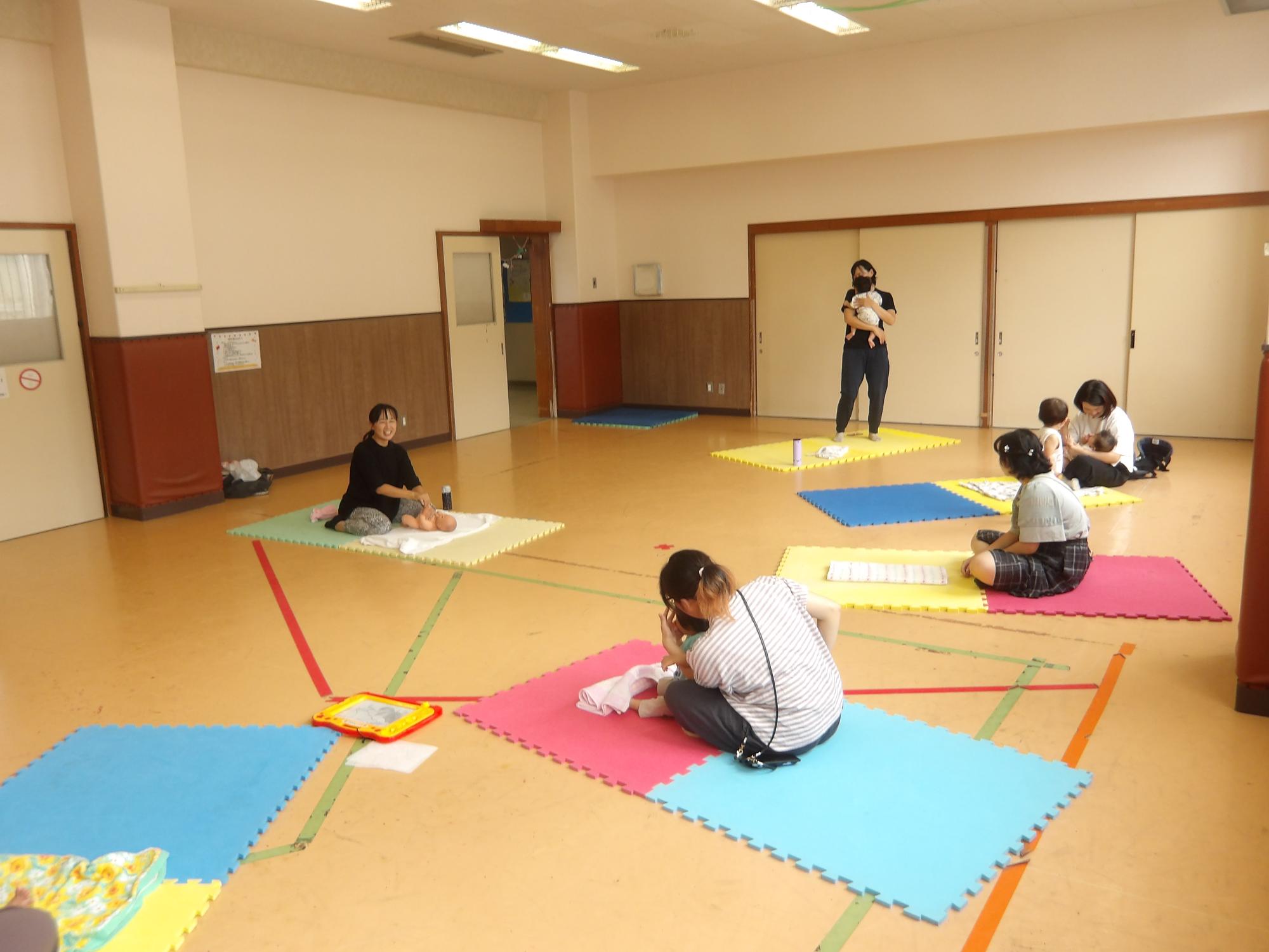 ベビーマッサージをしている様子の写真