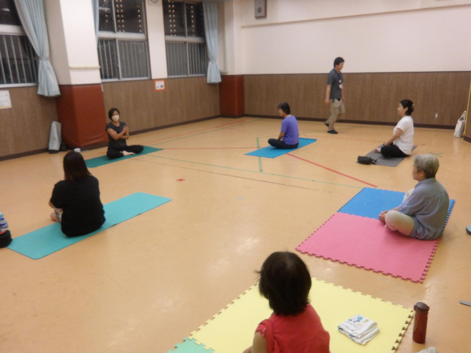 ヨガをしている様子の写真