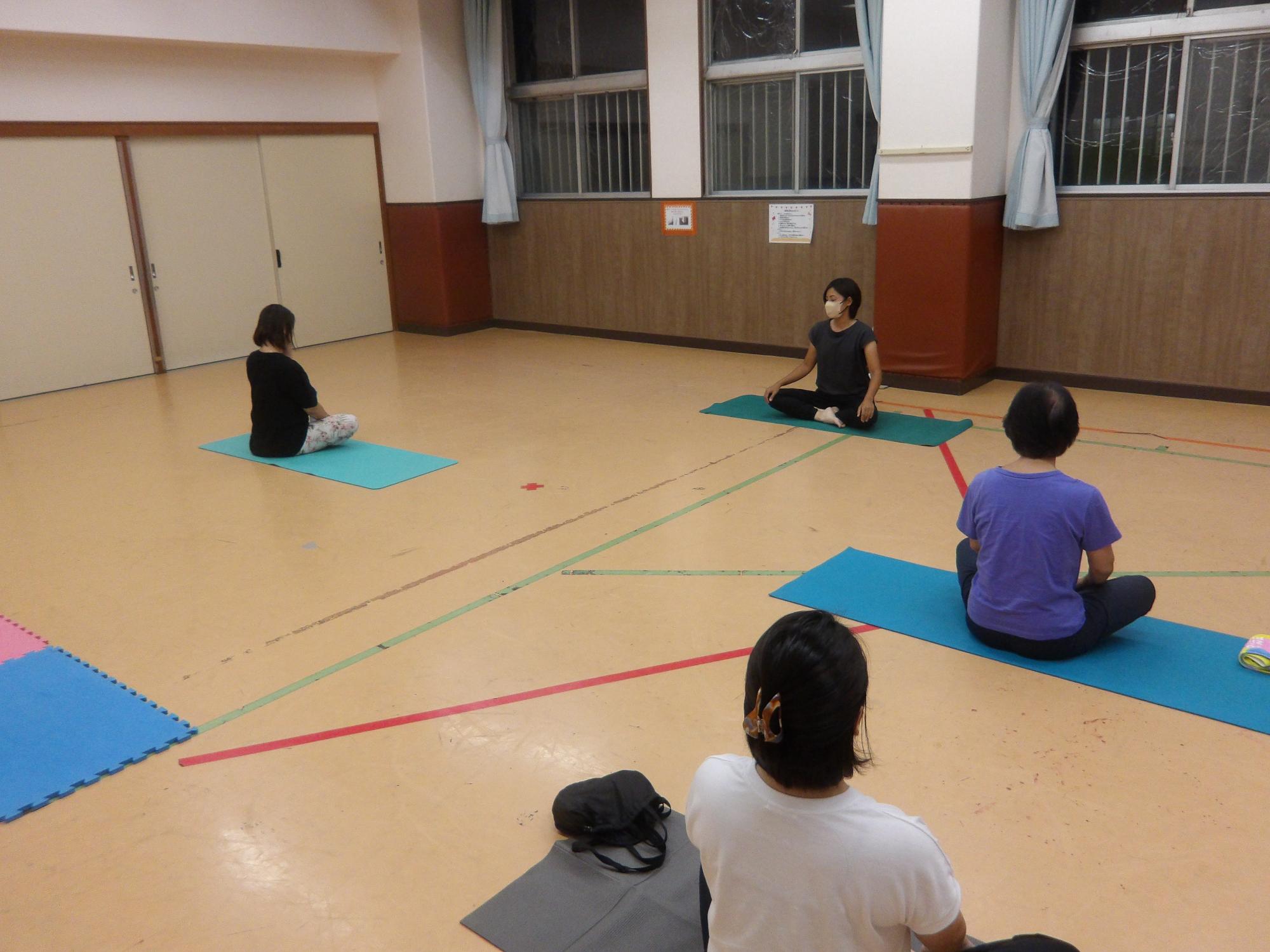 ヨガをしている様子のヨガ