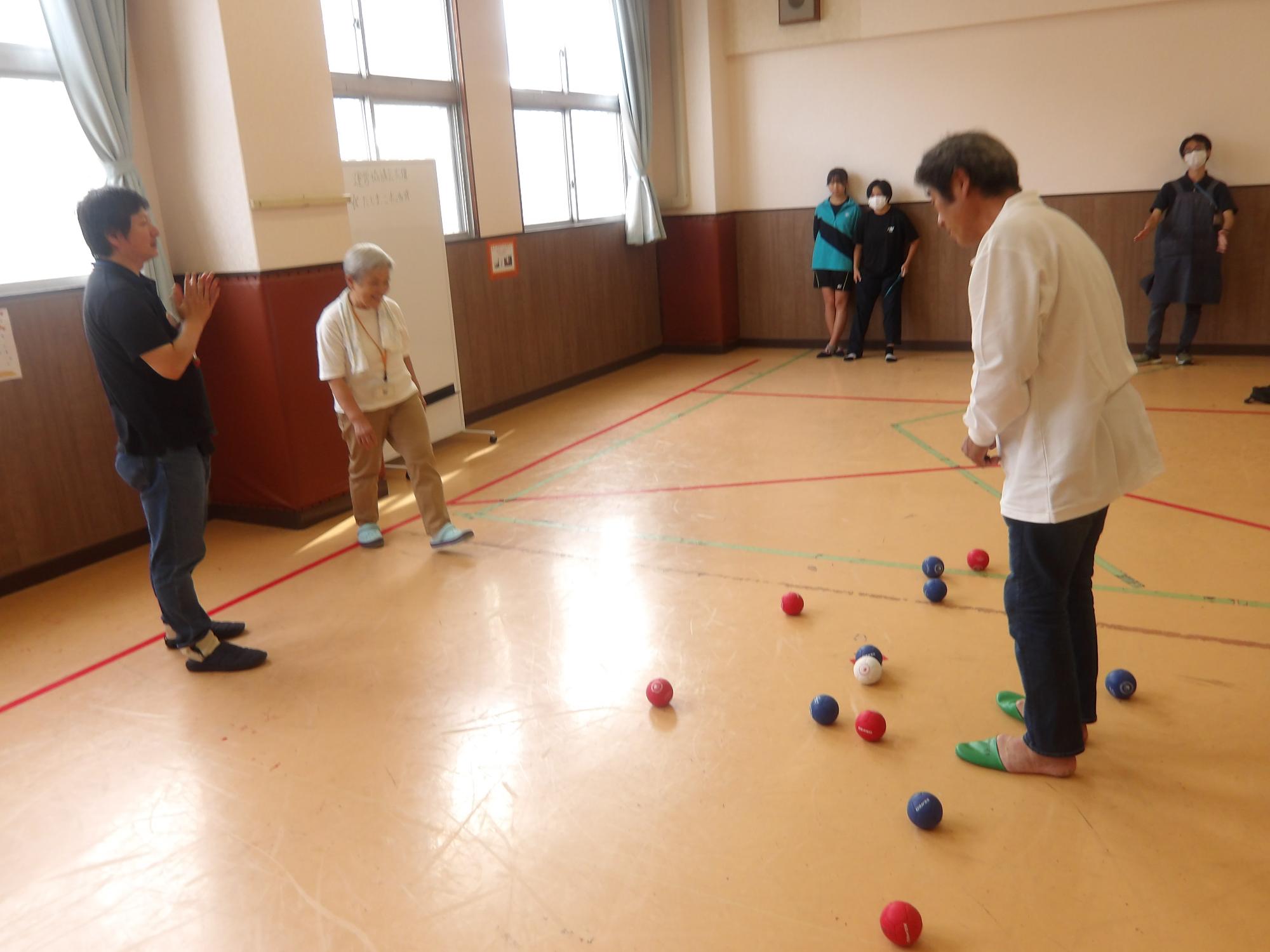 ボッチャを体験している様子の写真