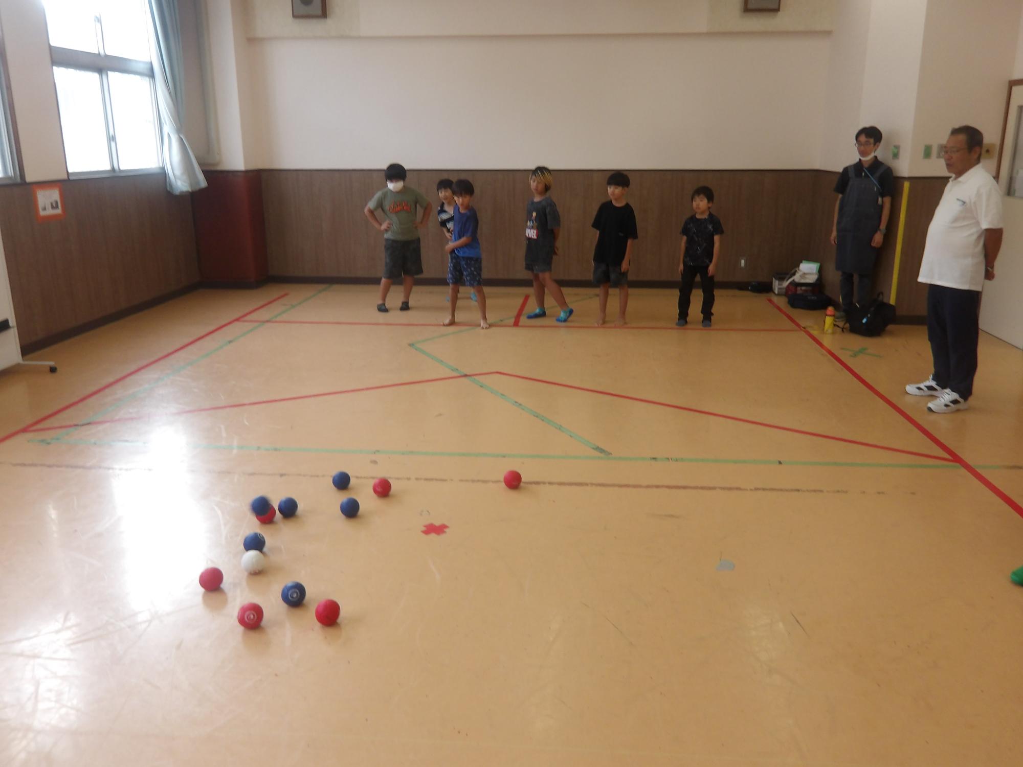 ボッチャを体験している様子の写真