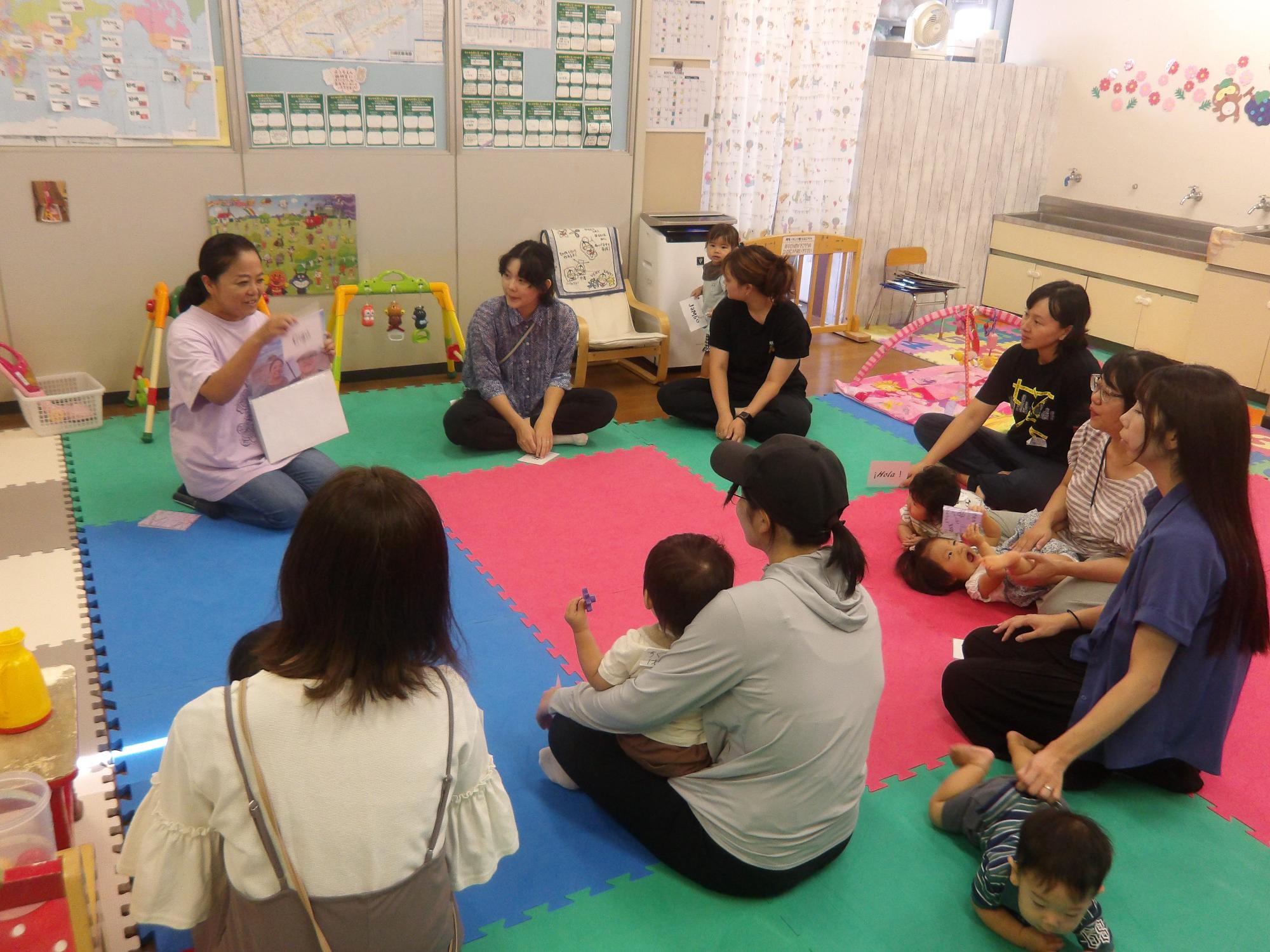 多言語で自己紹介をしている様子の写真