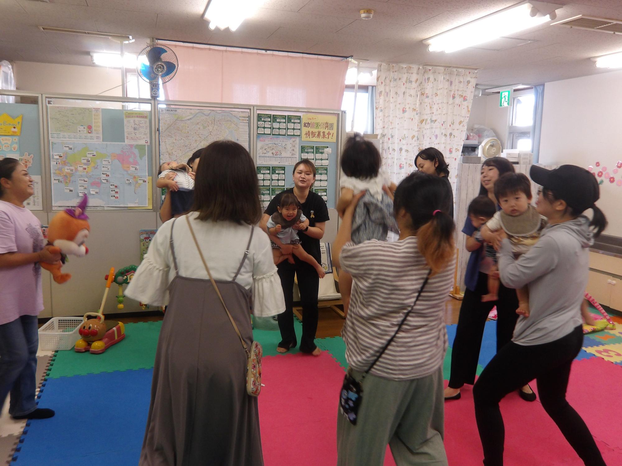 身体を動かしている様子の写真