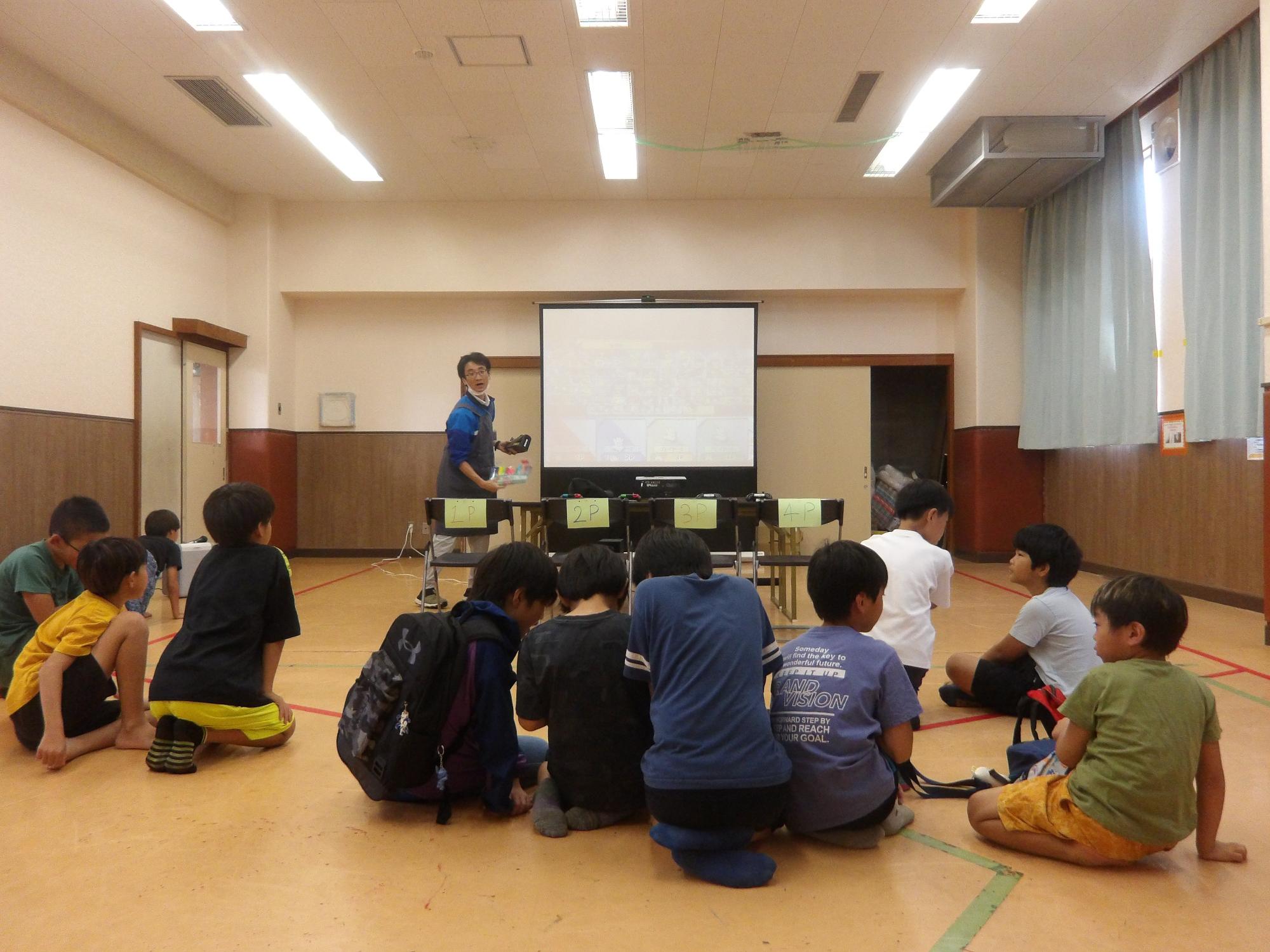 参加者が集まっている様子の写真