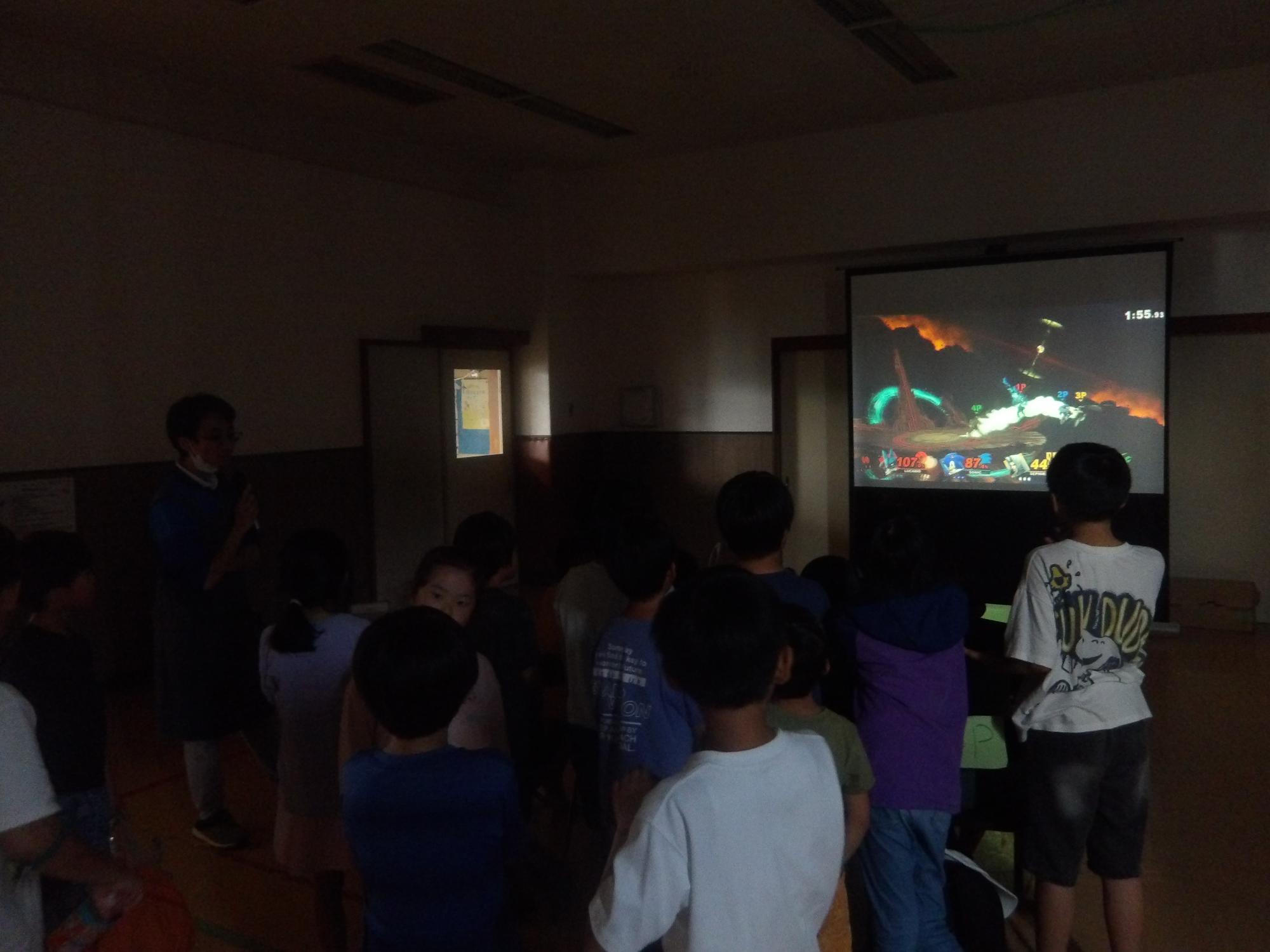 ゲームで遊んでいる様子の写真