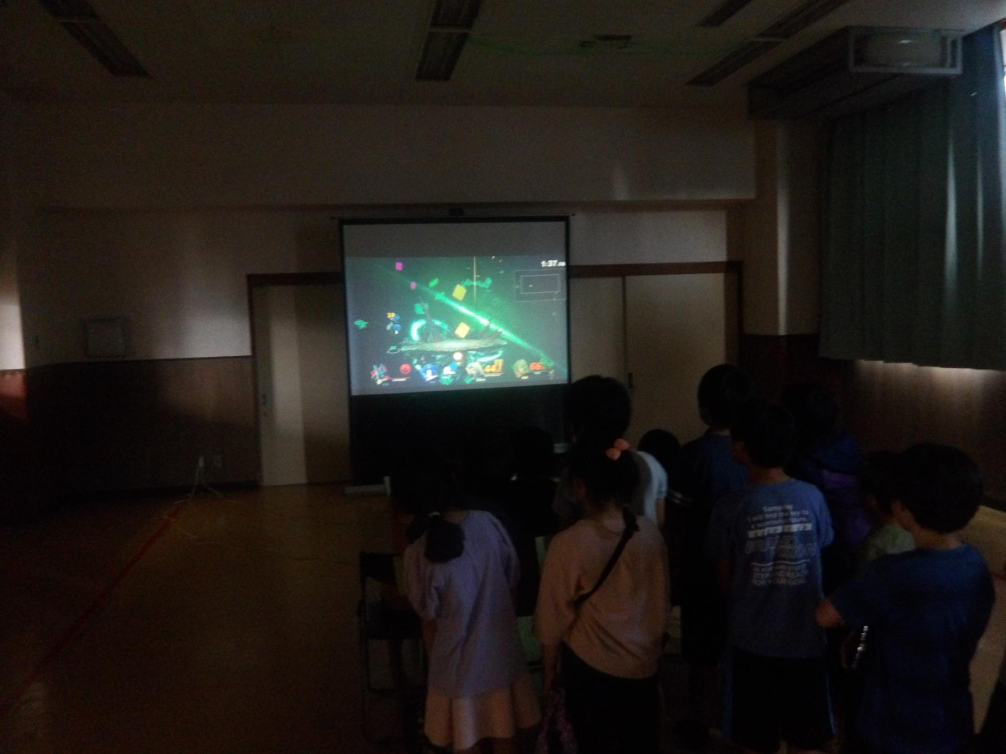 ゲームで遊んでいる様子の写真