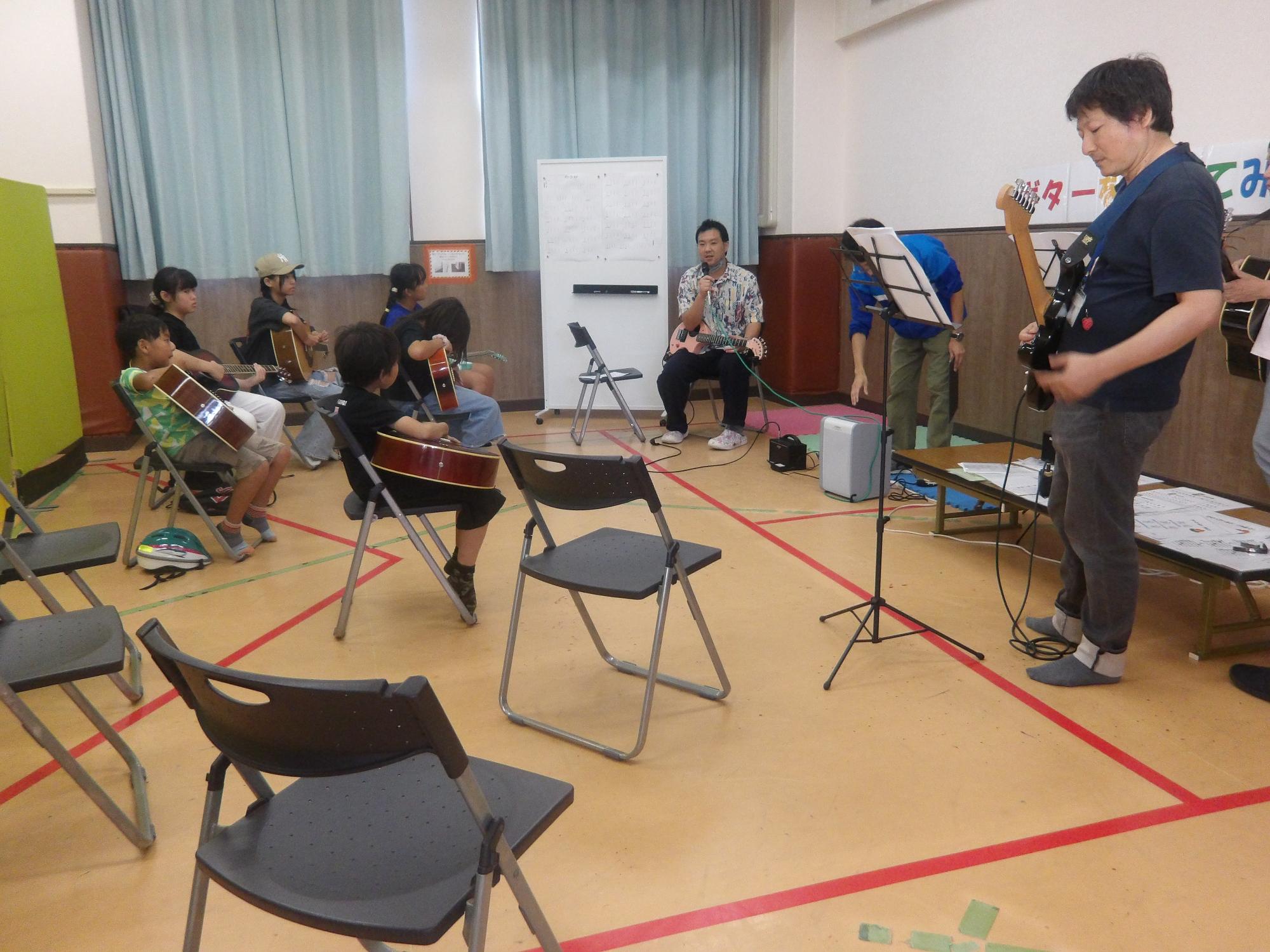 ギターを演奏している様子の写真