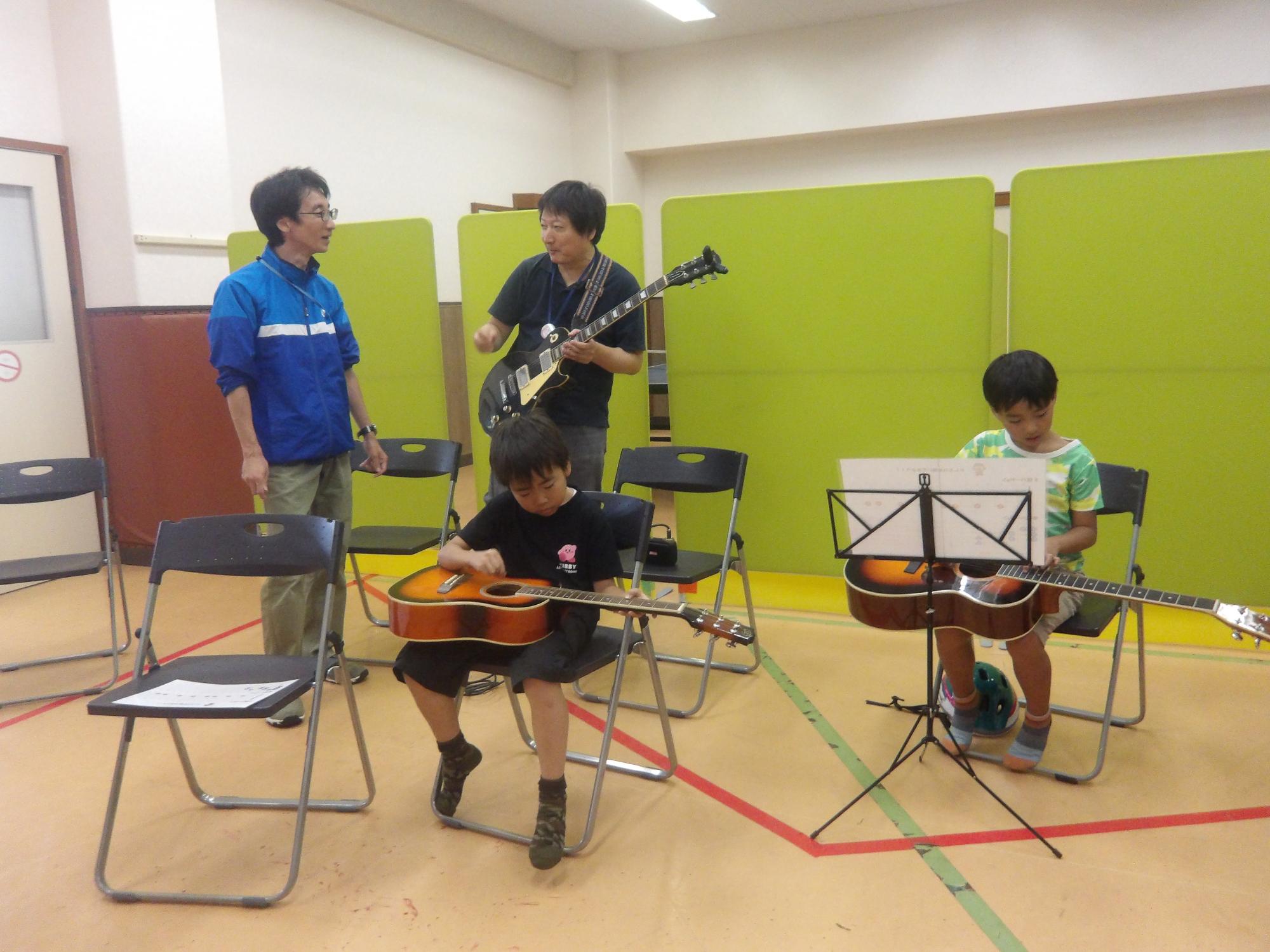 ギターを練習している様子の写真