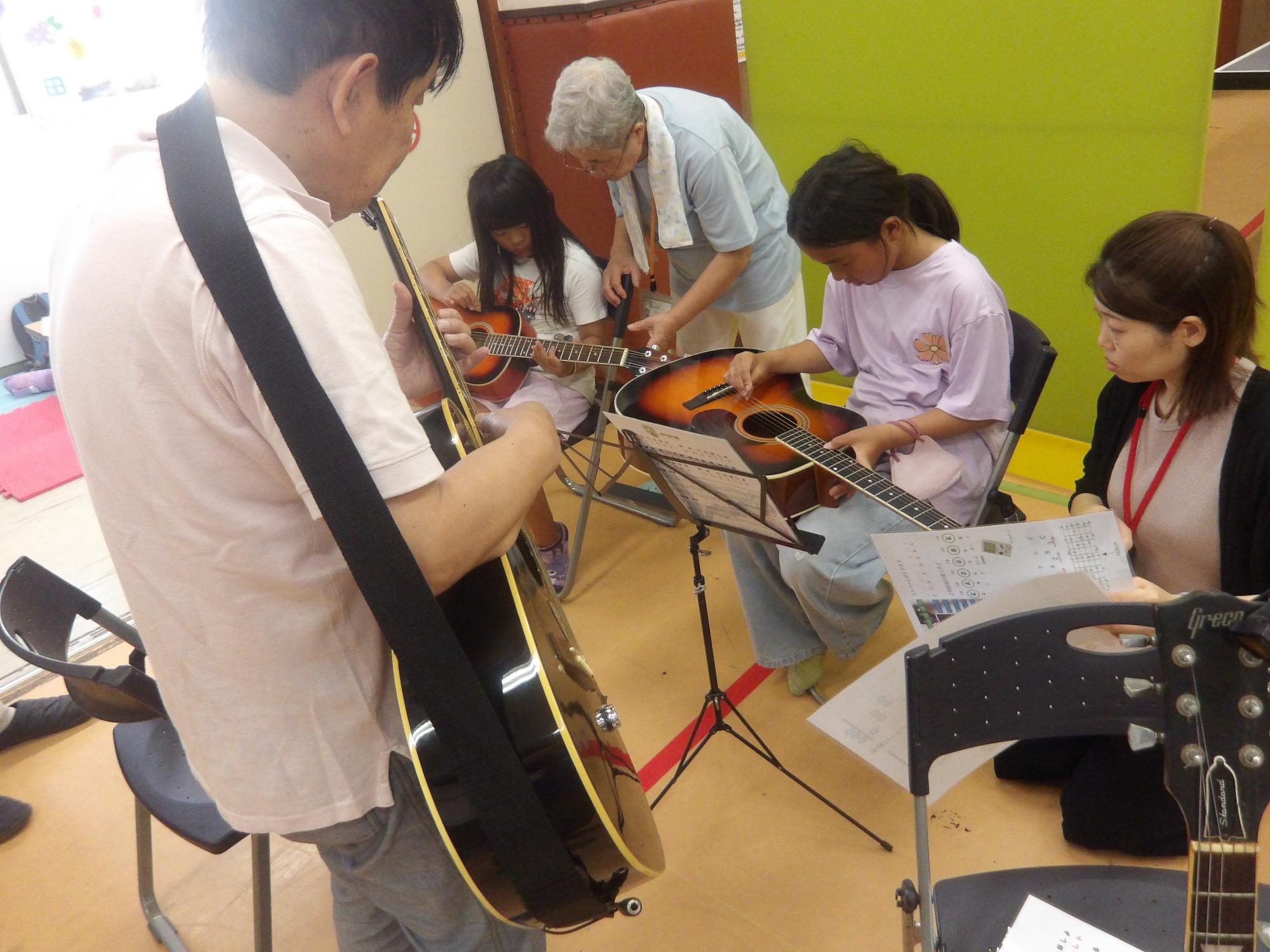 ギターを練習している様子の写真