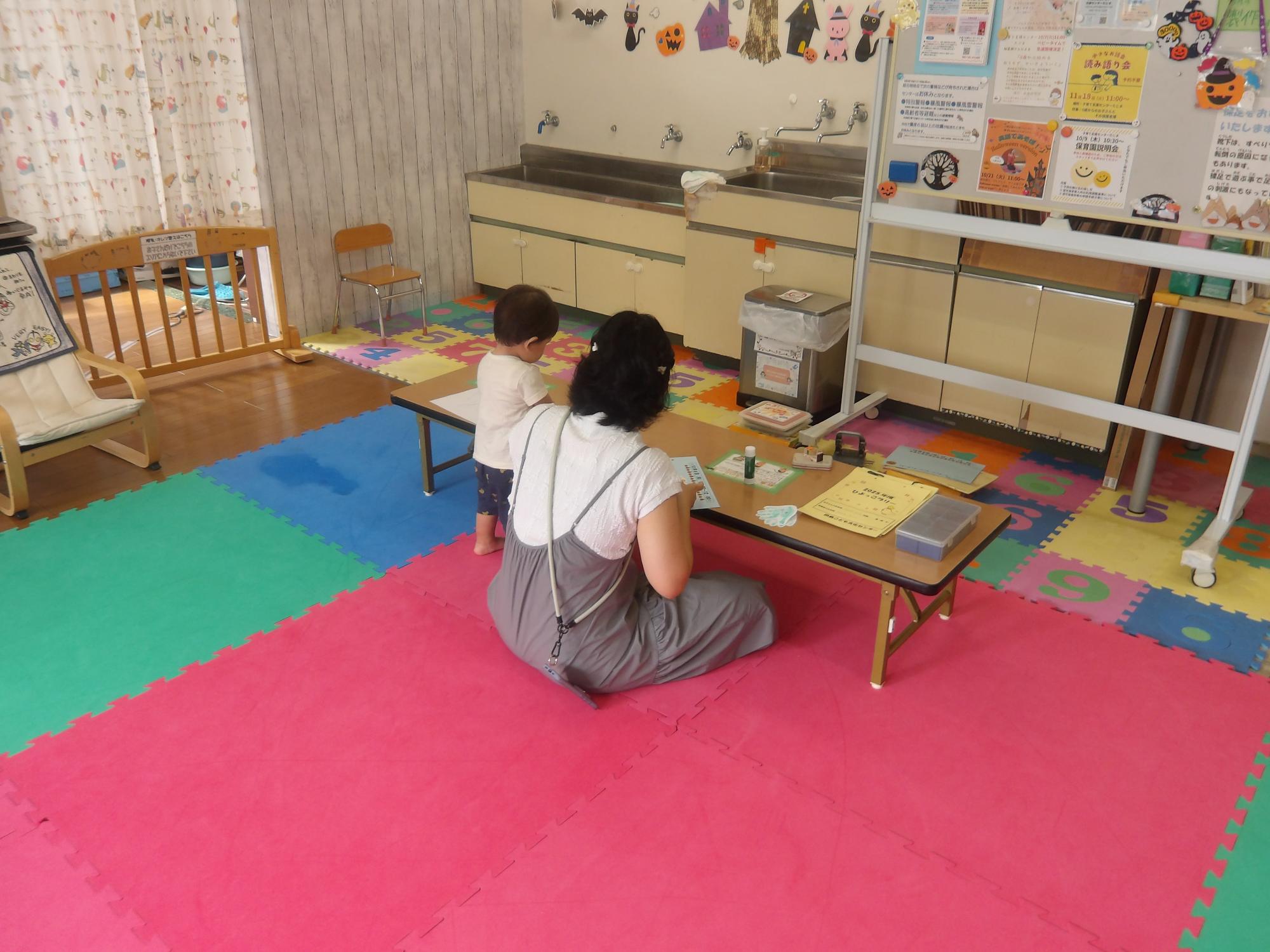 手形足型スタンプをしている様子の写真