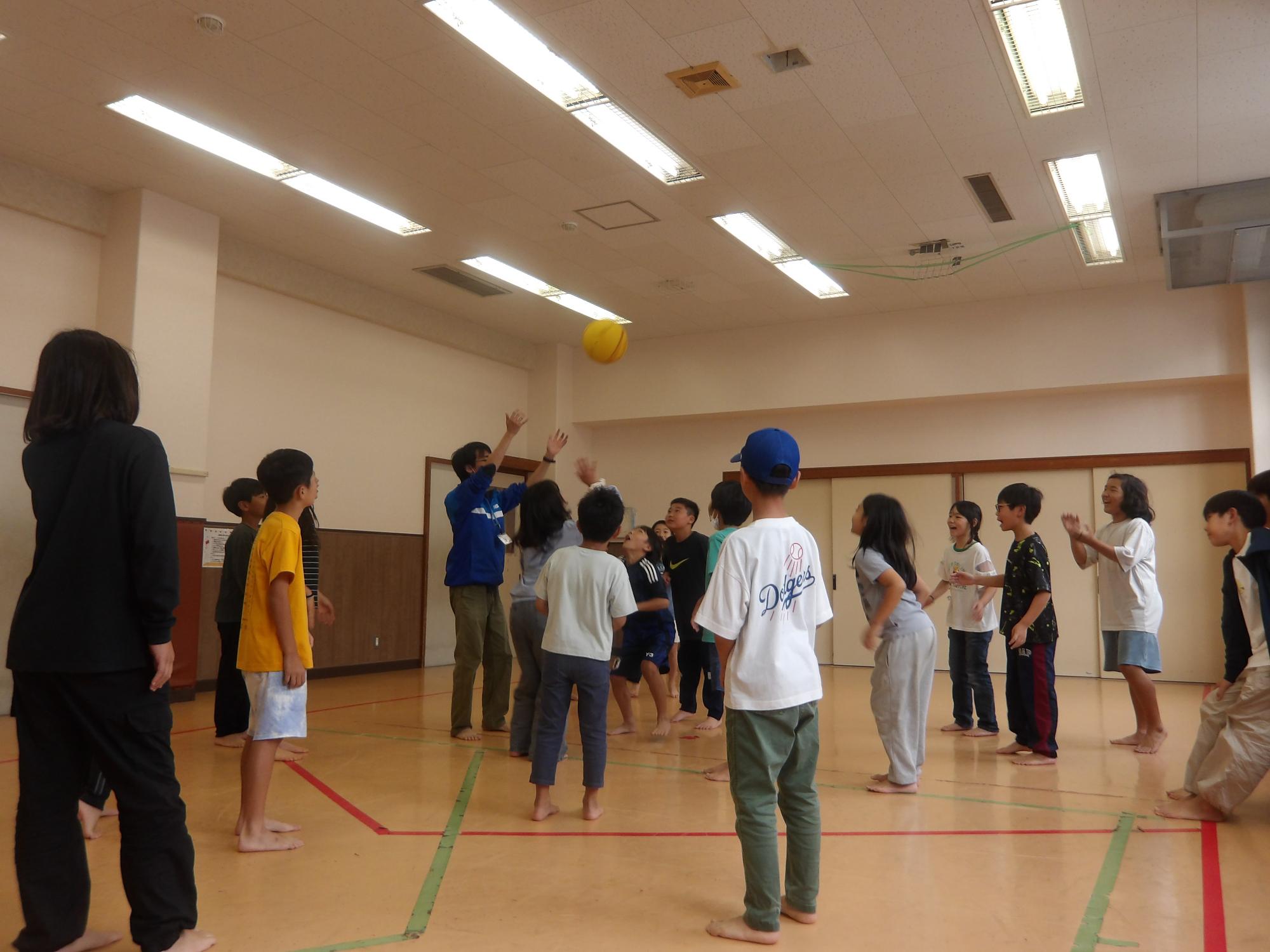 ドッジボールでジャンプボールをしている様子の写真