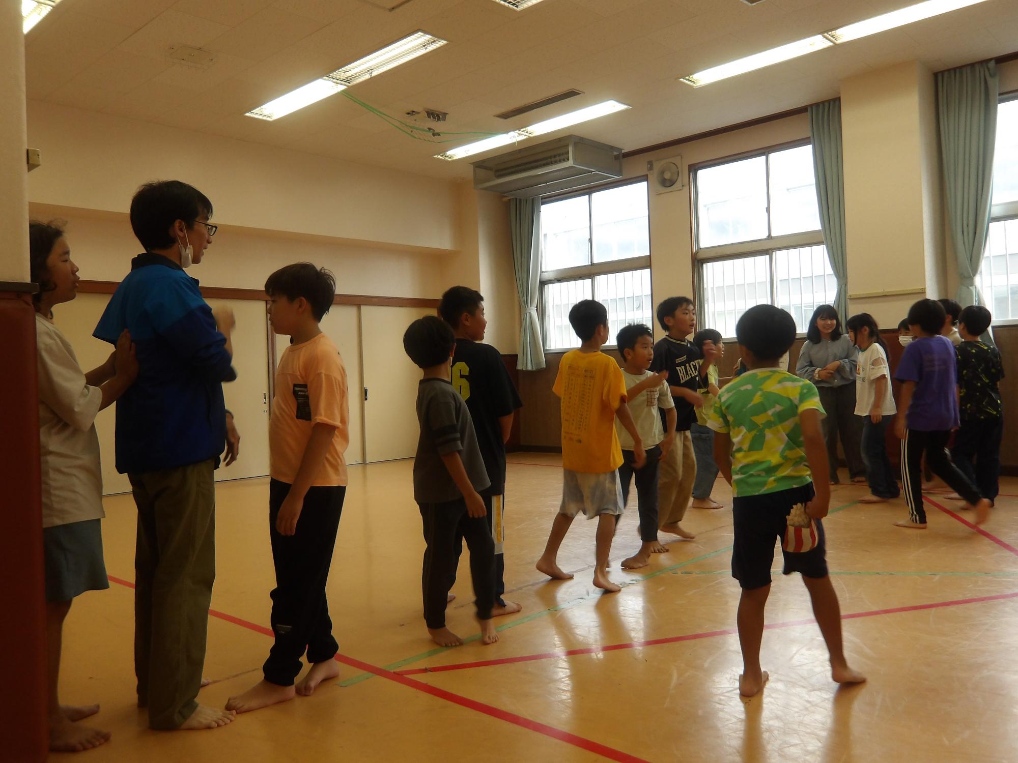 ドッジボールでチーム分けをしている様子の写真