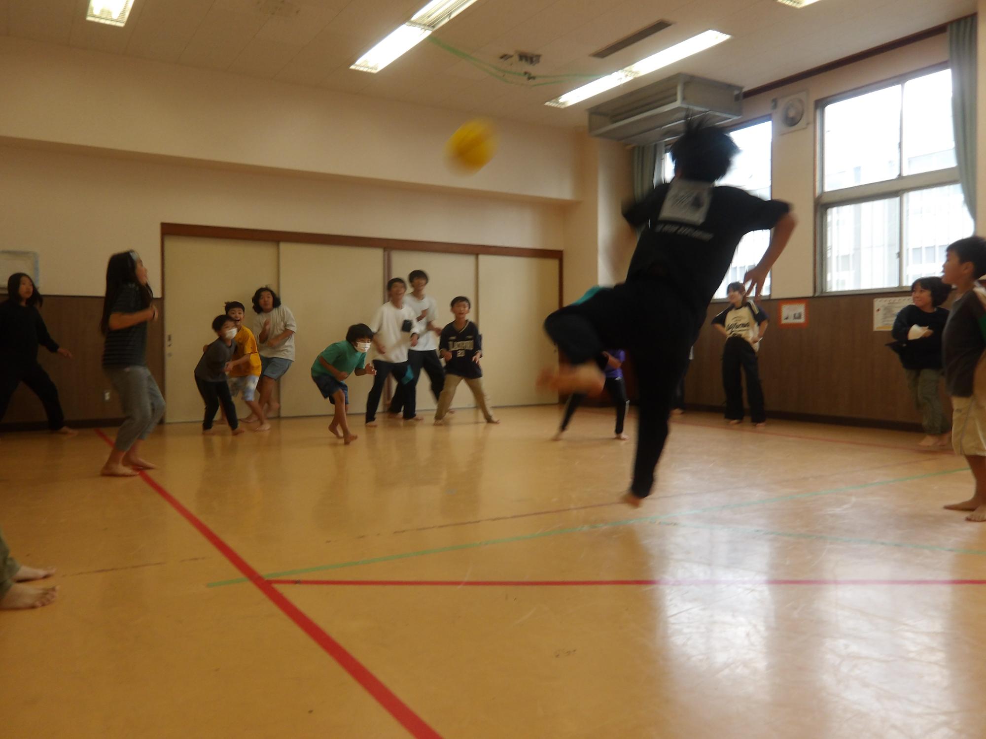 ドッジボールで遊んでいる様子の写真