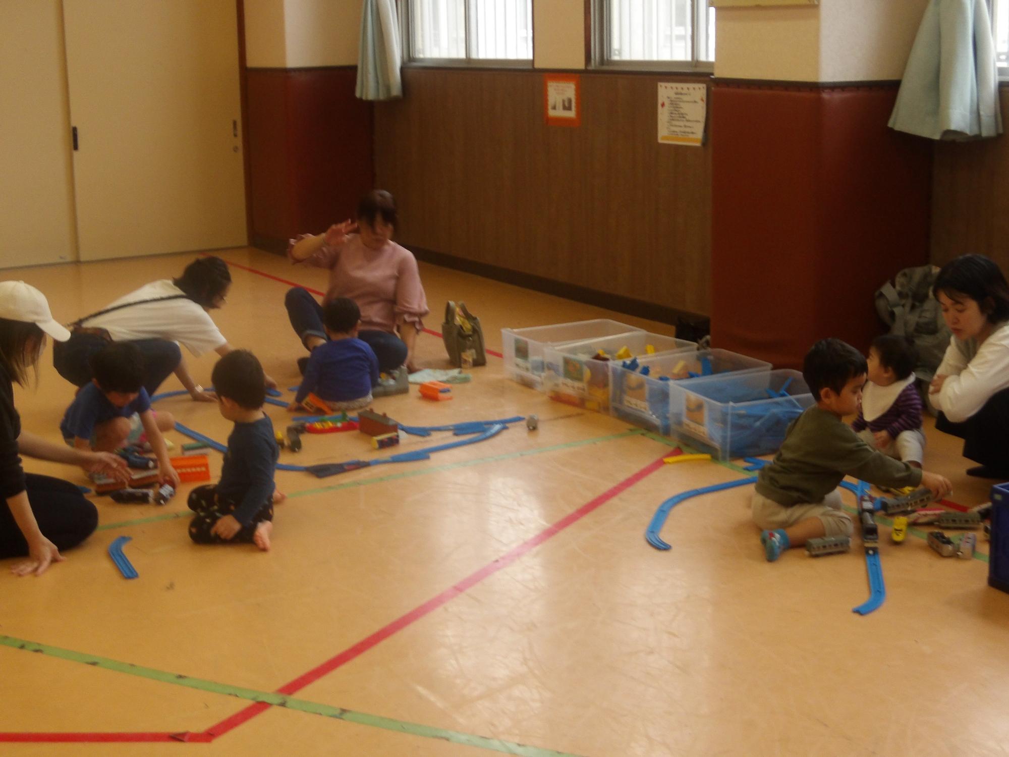プラレールで遊んでいる様子の写真