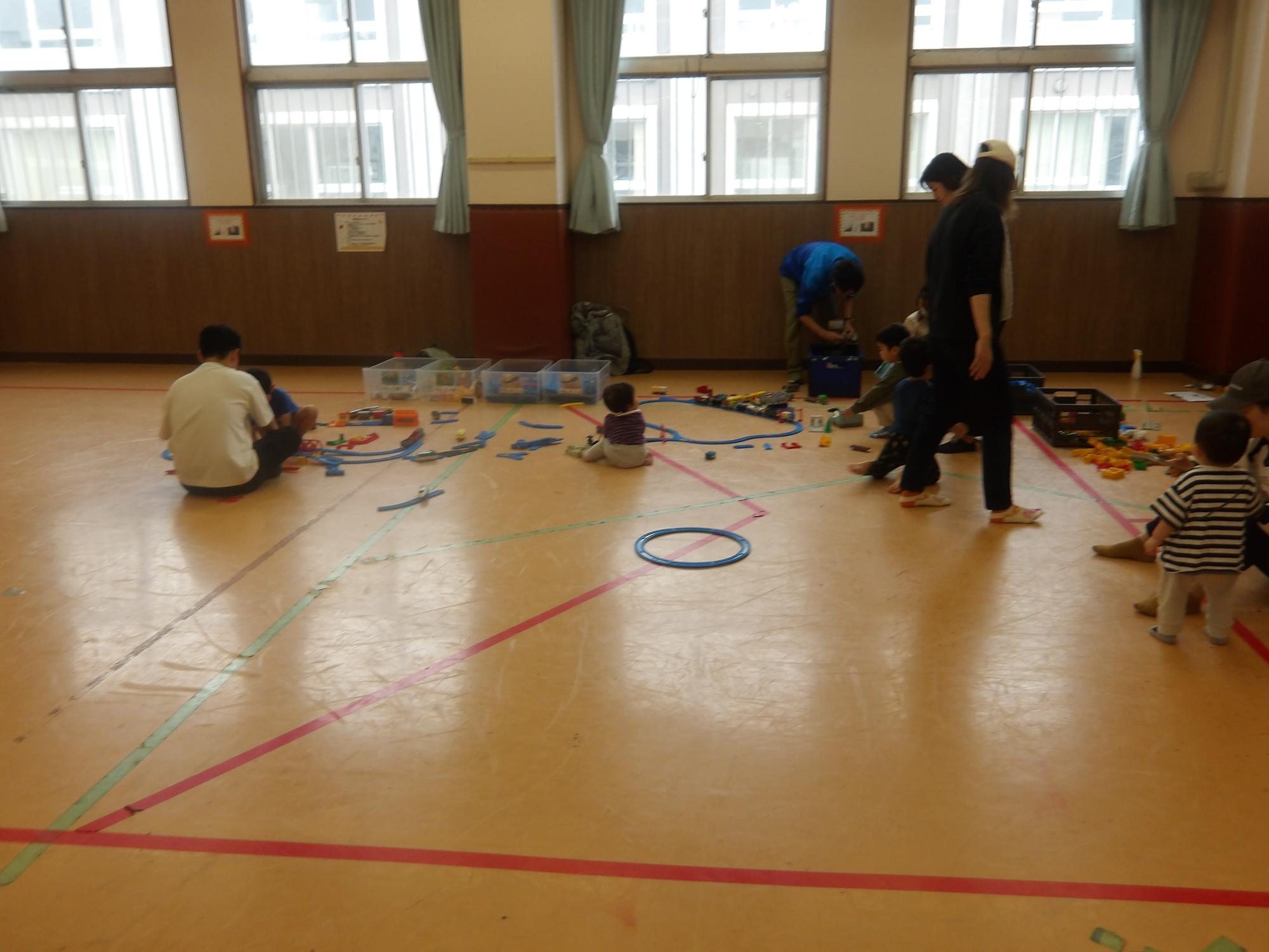 プラレールで遊んでいる様子の写真