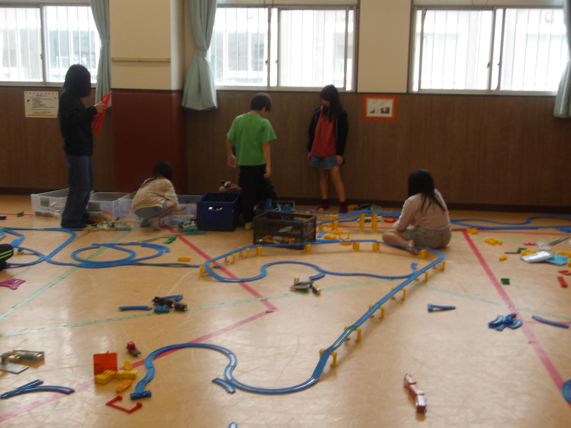 プラレールで遊んでいる様子の写真