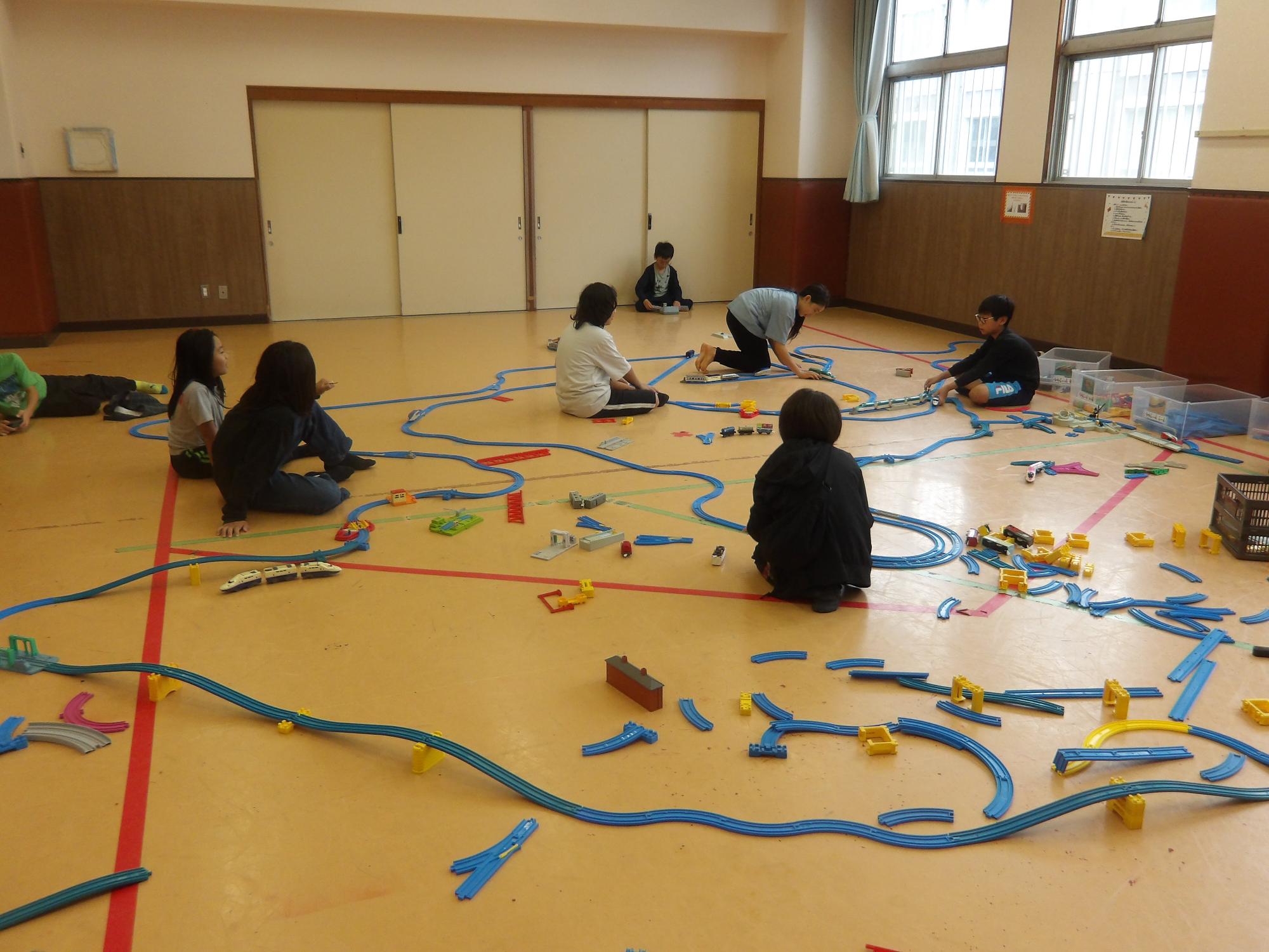 プラレールで遊んでいる様子の写真