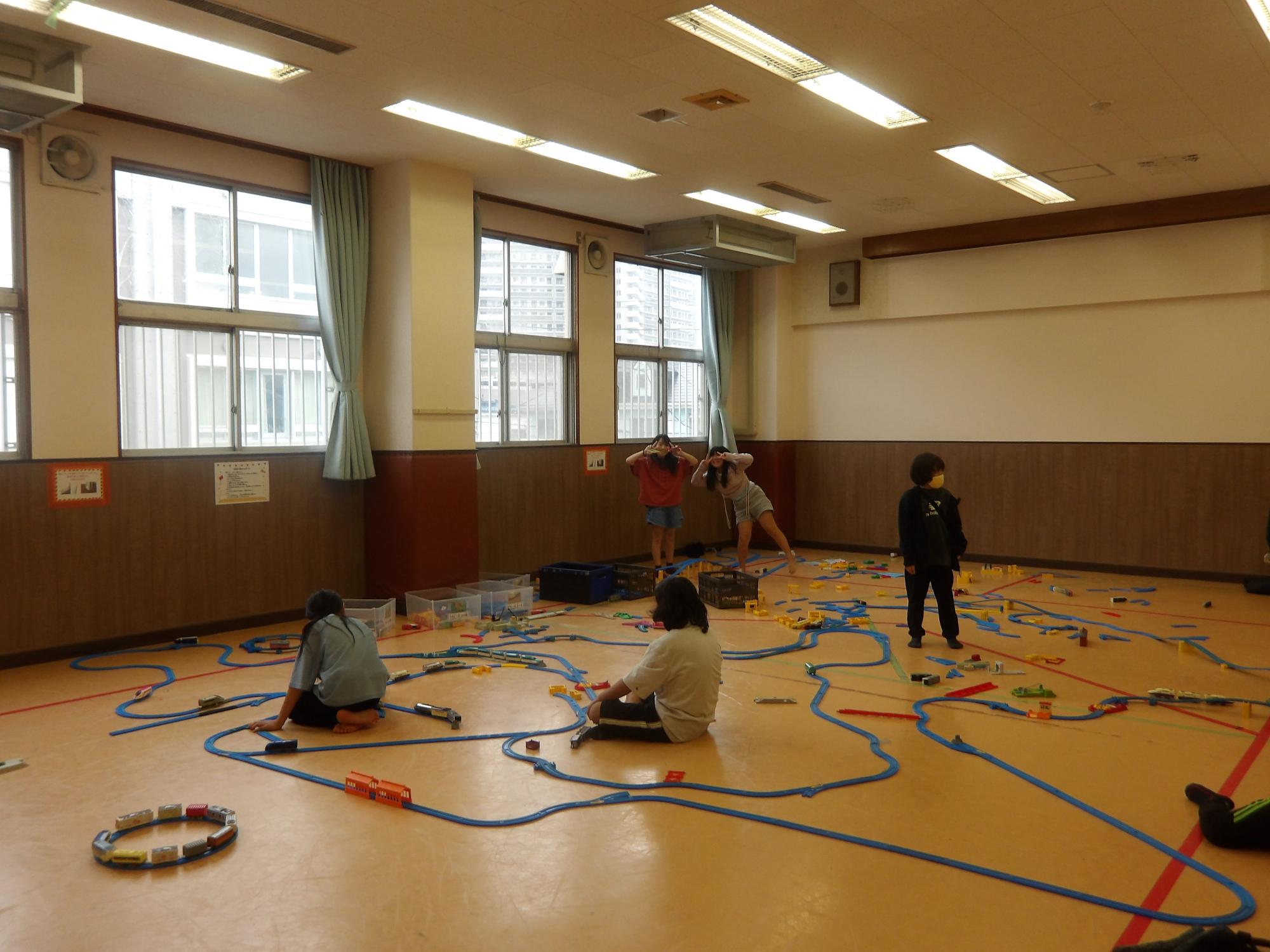 プラレールで遊んでいる様子の写真