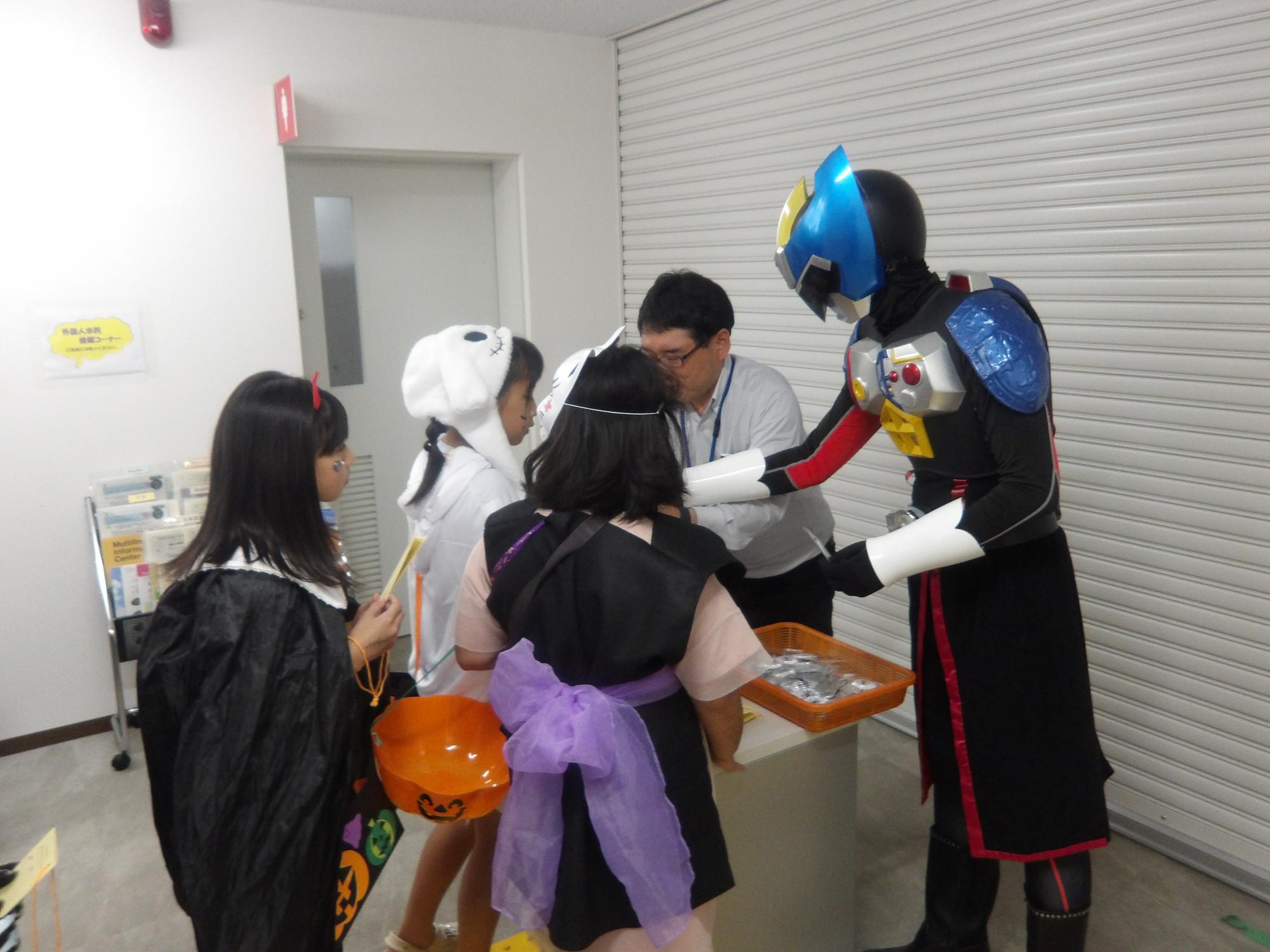 ハロウィンパレードでタージマンが来てくれた様子の写真