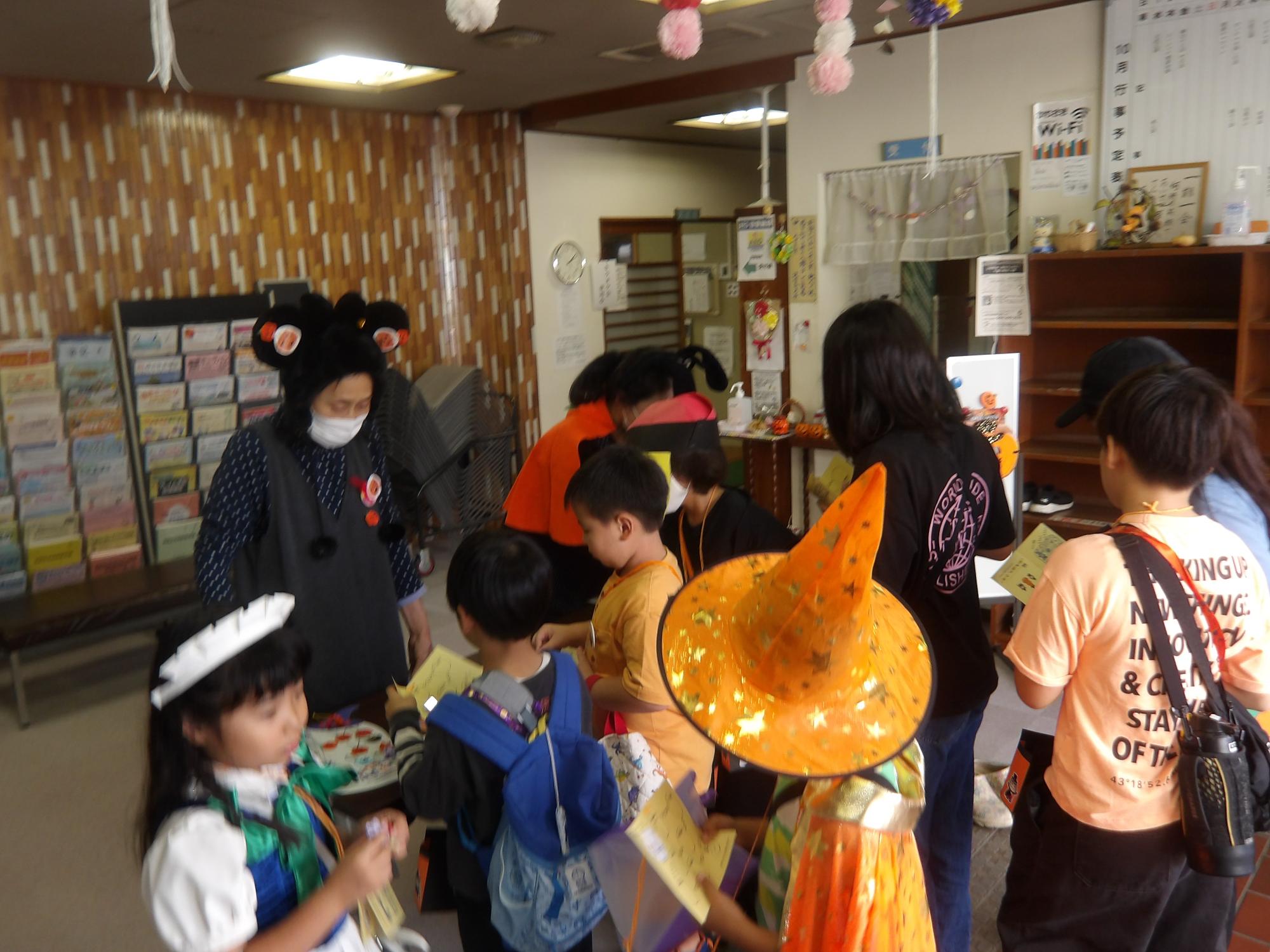 ハロウィンパレードで田島老人いこいの家に行った様子の写真