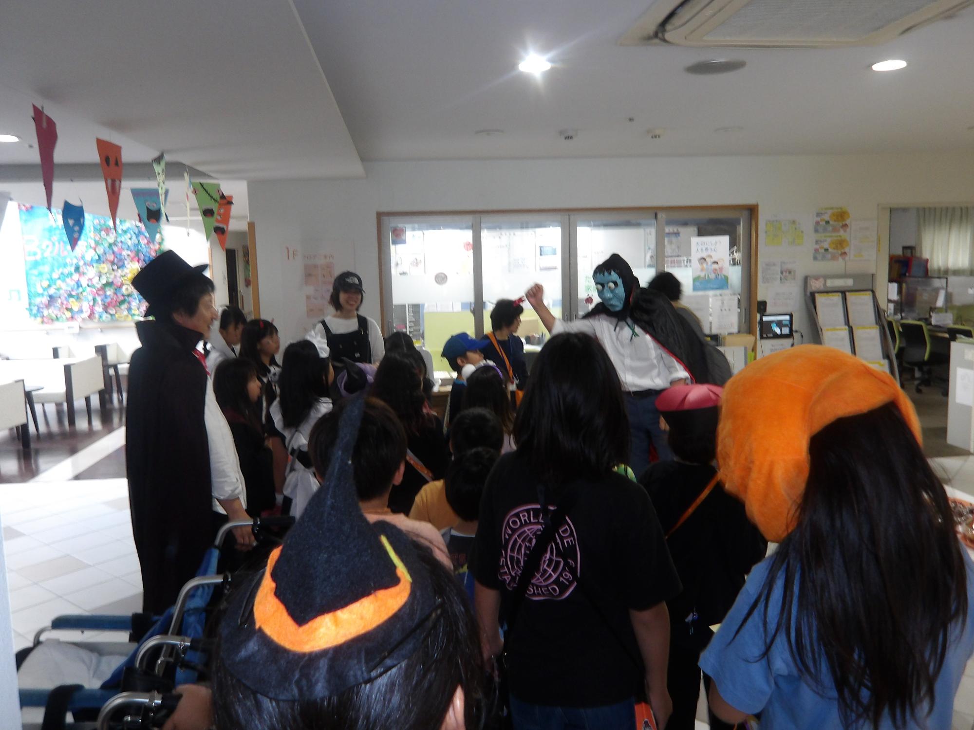 ハロウィンパレードで田島家庭支援センターに行った様子の写真