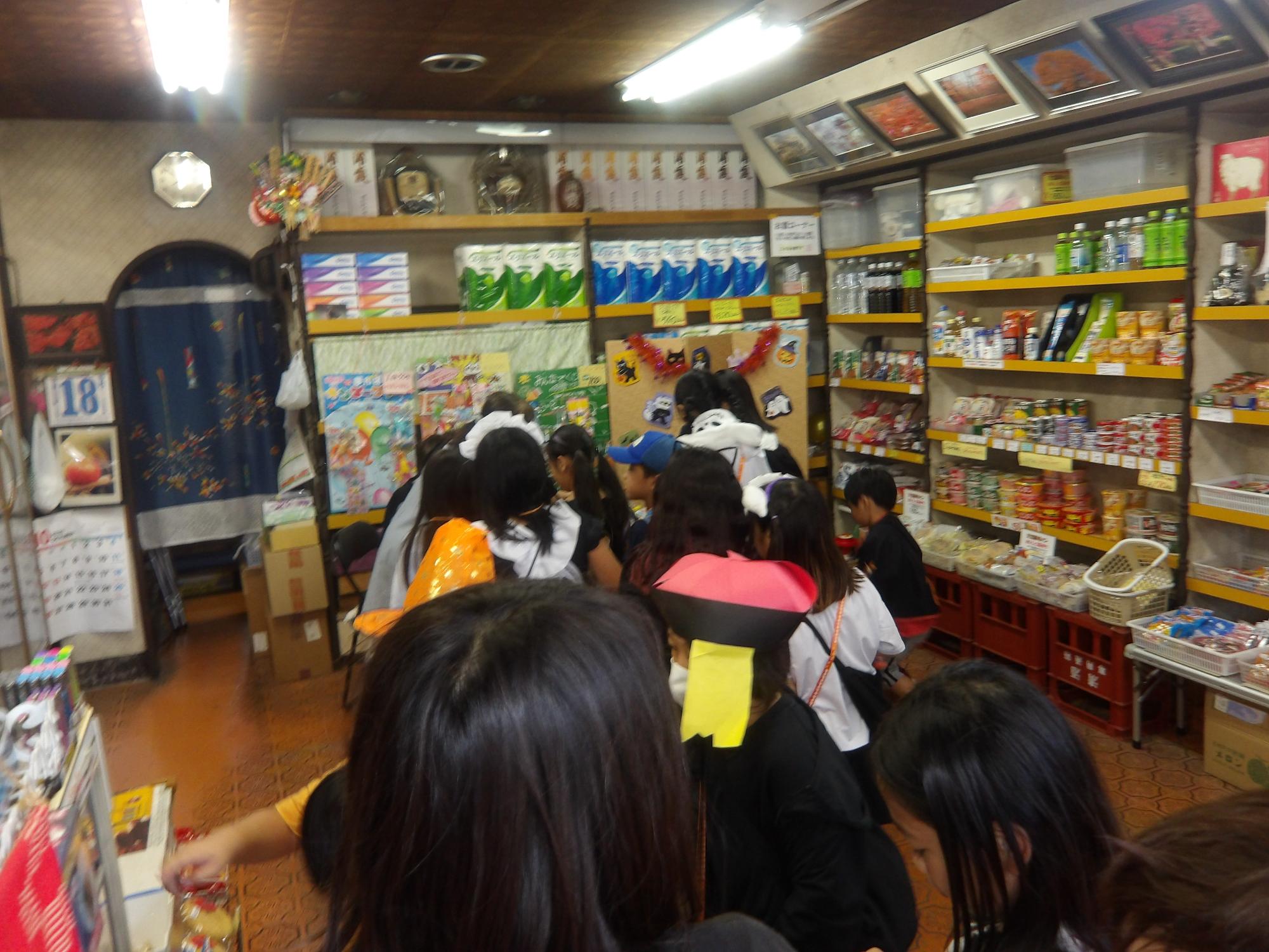 ハロウィンパレードで菅沢酒店に行った様子の写真