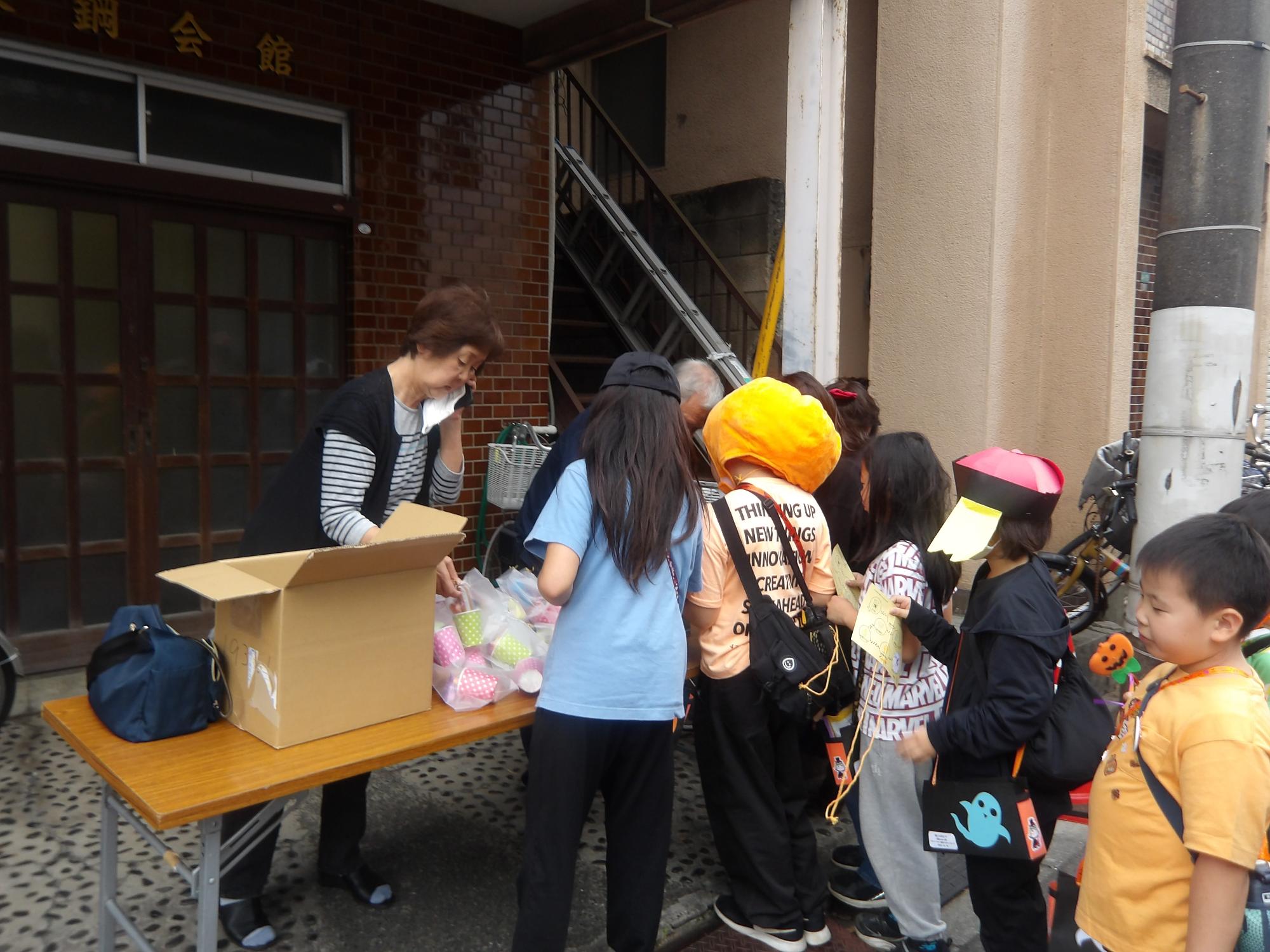 ハロウィンパレードで東鋼会館行った様子の写真