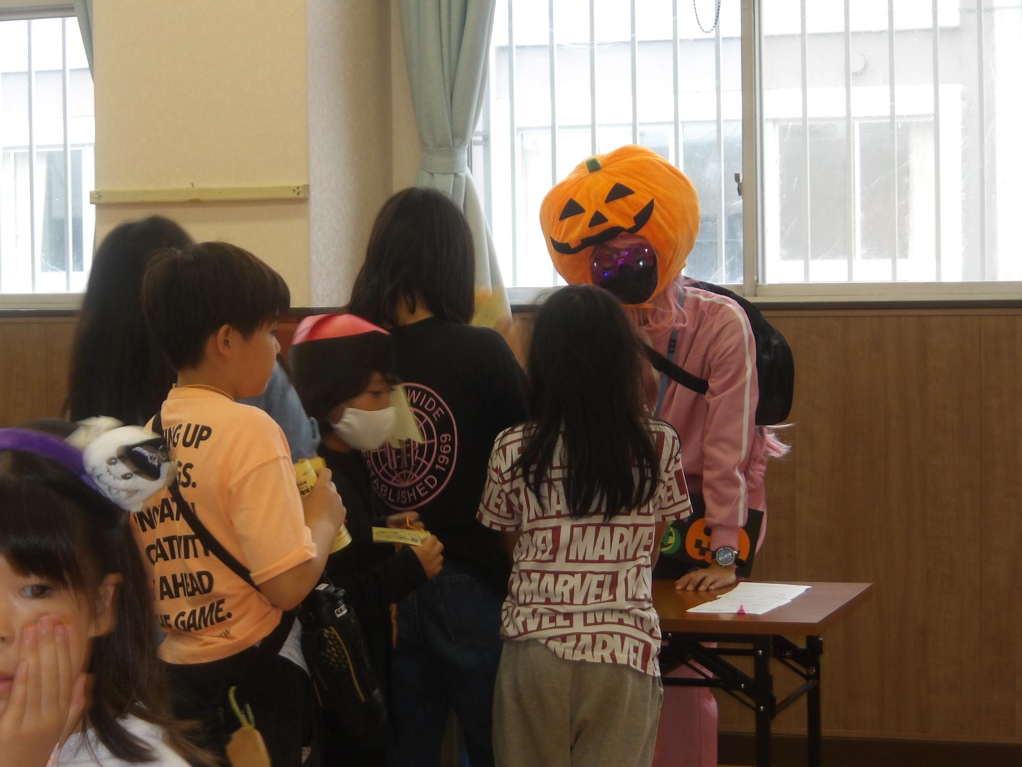 ハロウィンパレードでこども文化センターでスタンプを押している様子の写真