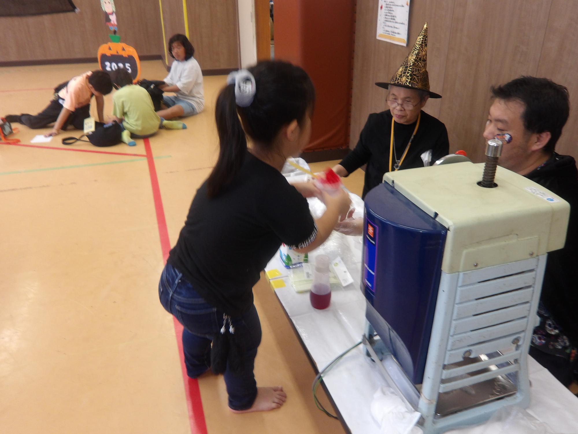 集会室でかき氷を食べてる様子の写真