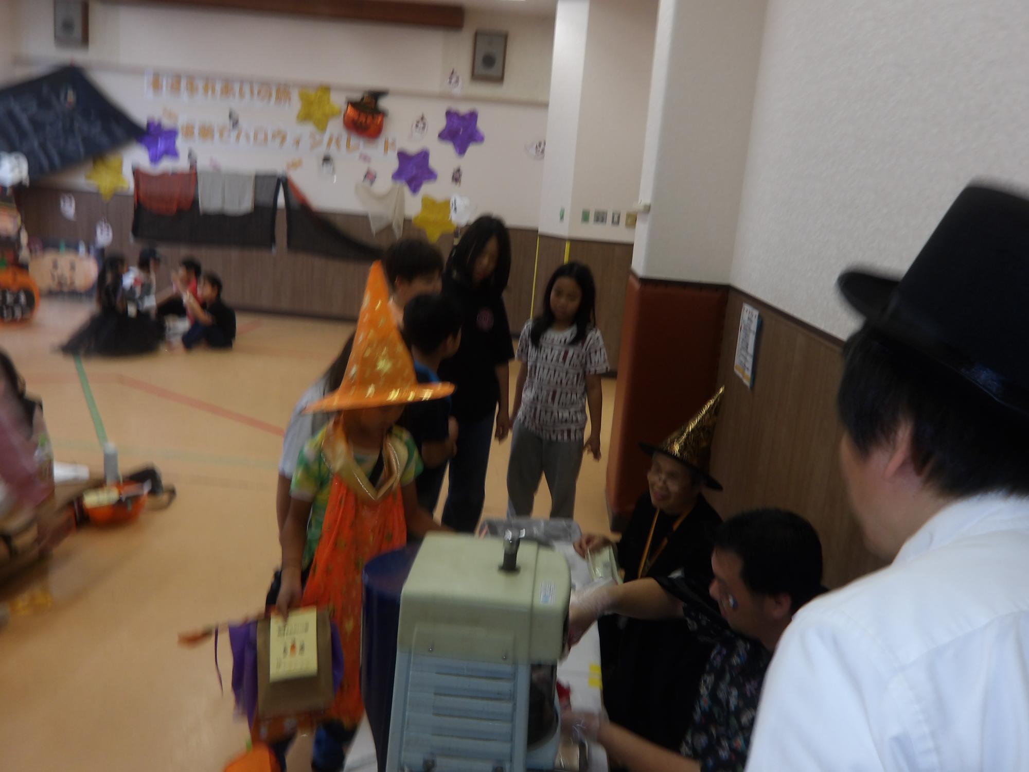 集会室でかき氷を食べてる様子の写真