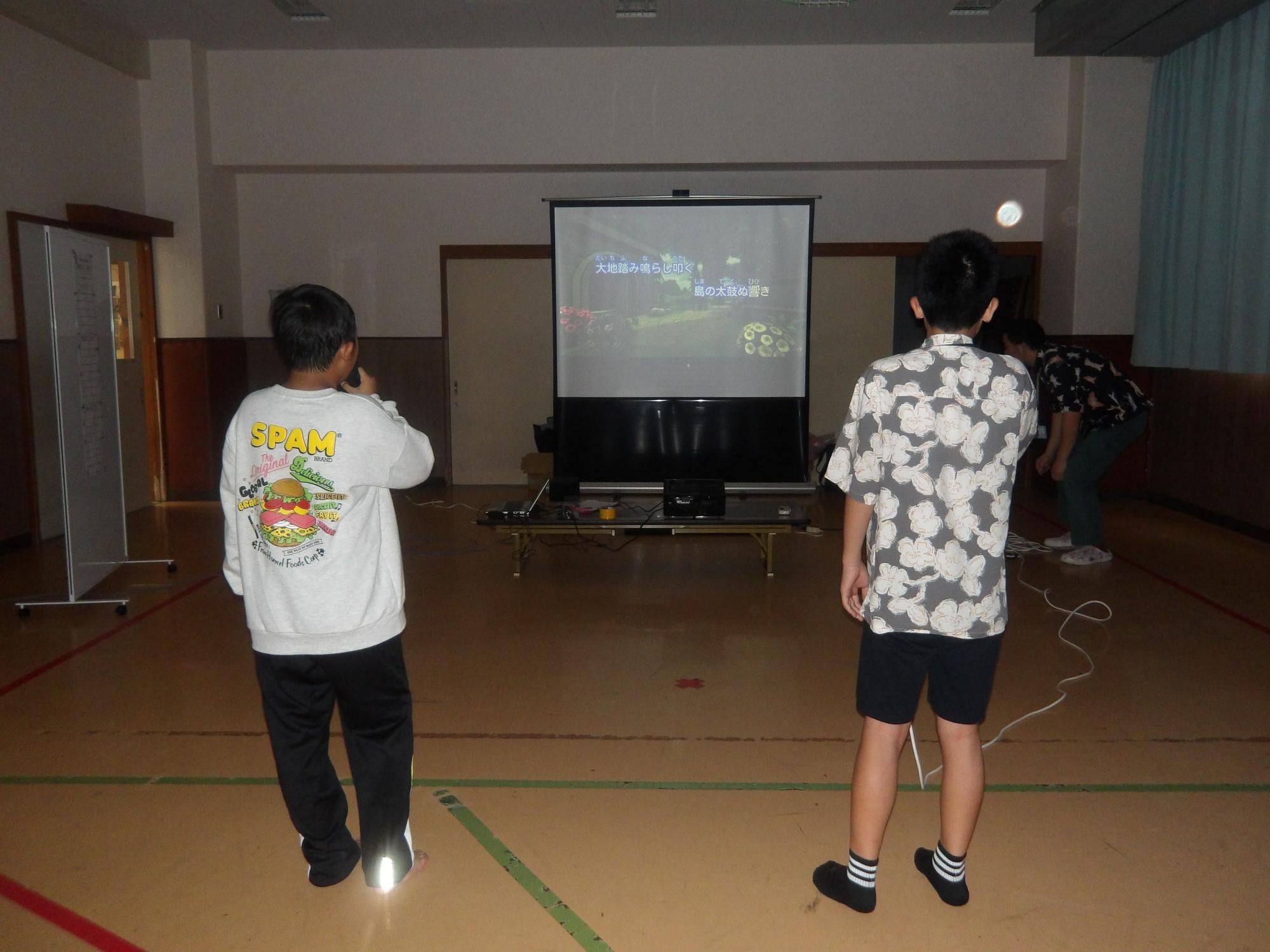 カラオケ行事ので歌を歌っている様子の写真