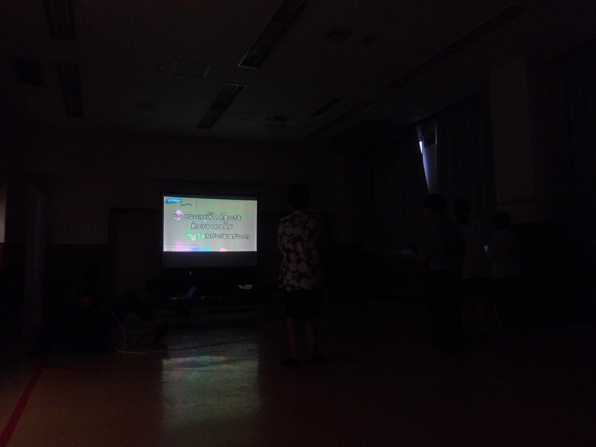 カラオケ行事の様子の写真