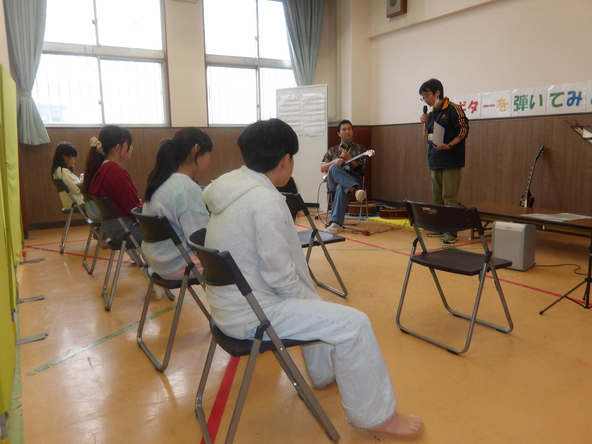 ギターを演奏している様子の写真