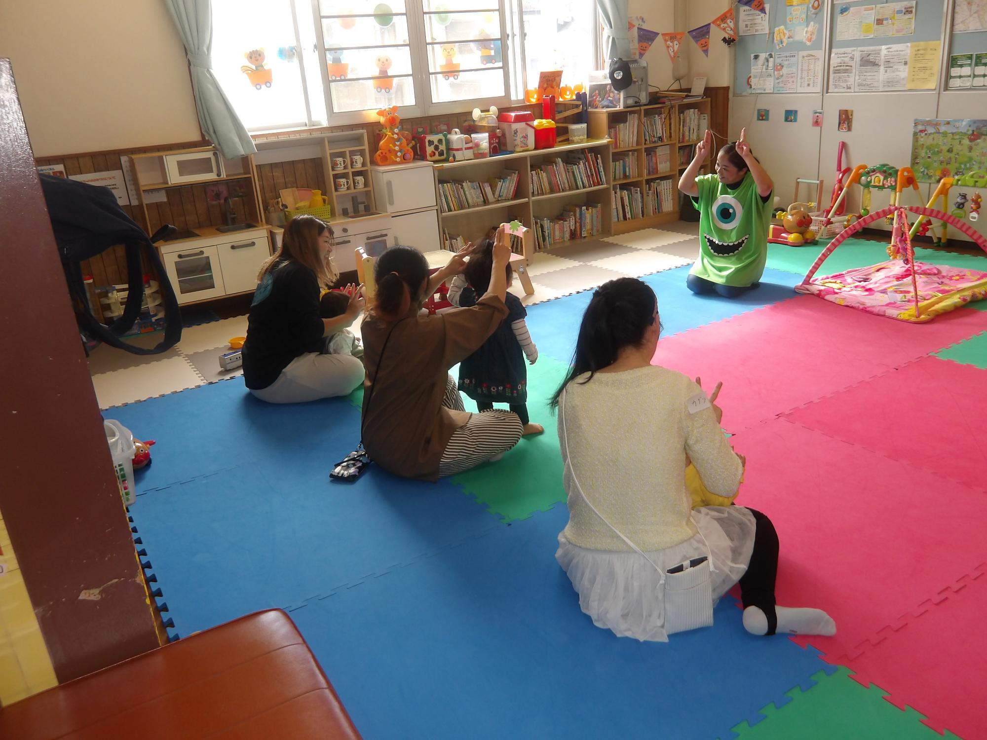 手遊びをしている様子の写真