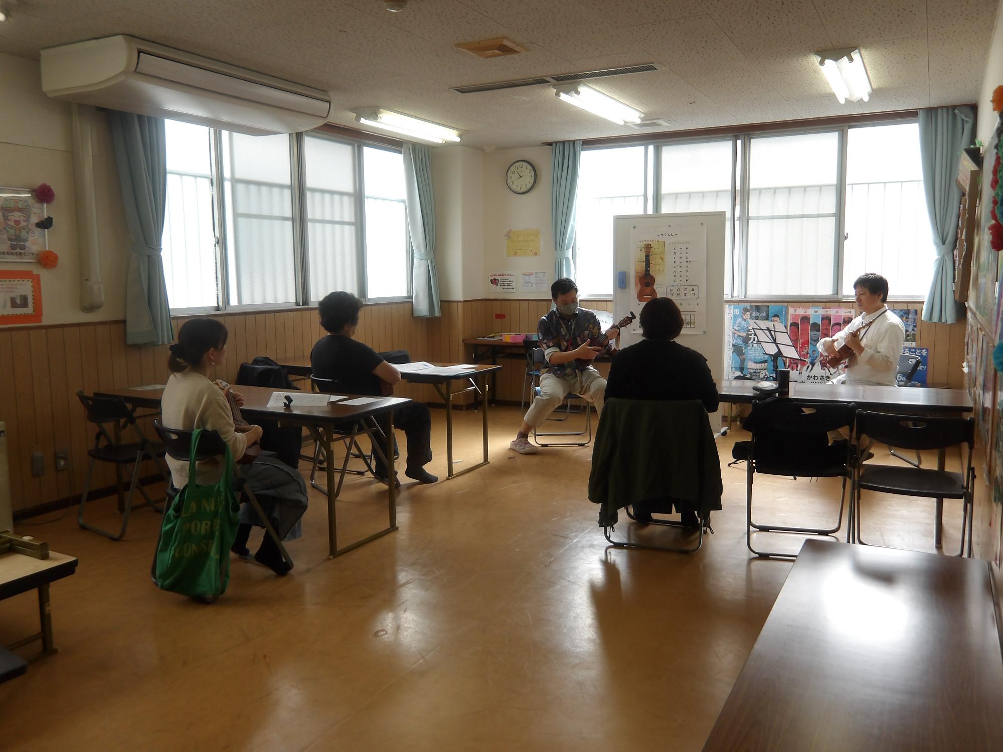 ウクレレを弾いている様子の写真