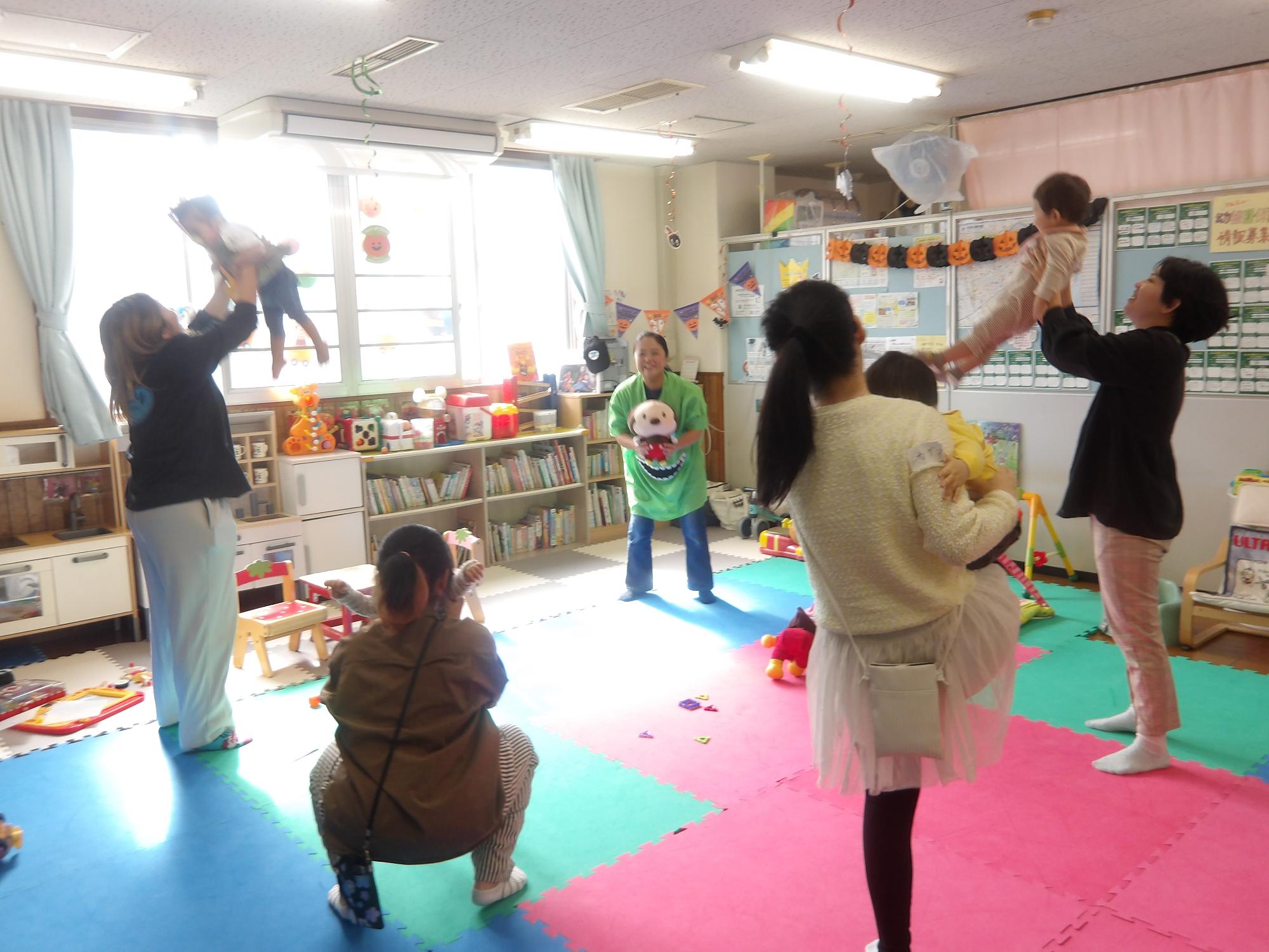 身体を動かしている様子の写真