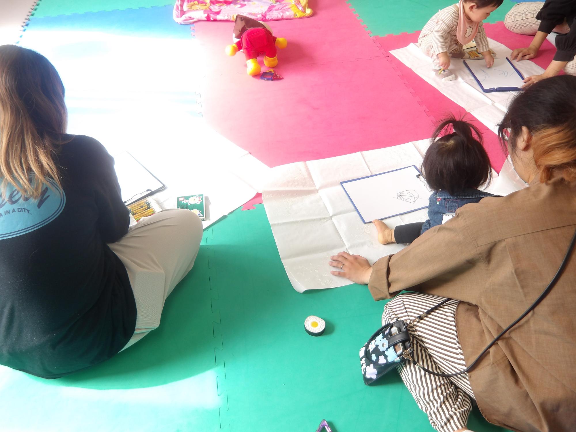 絵を描いている様子の写真