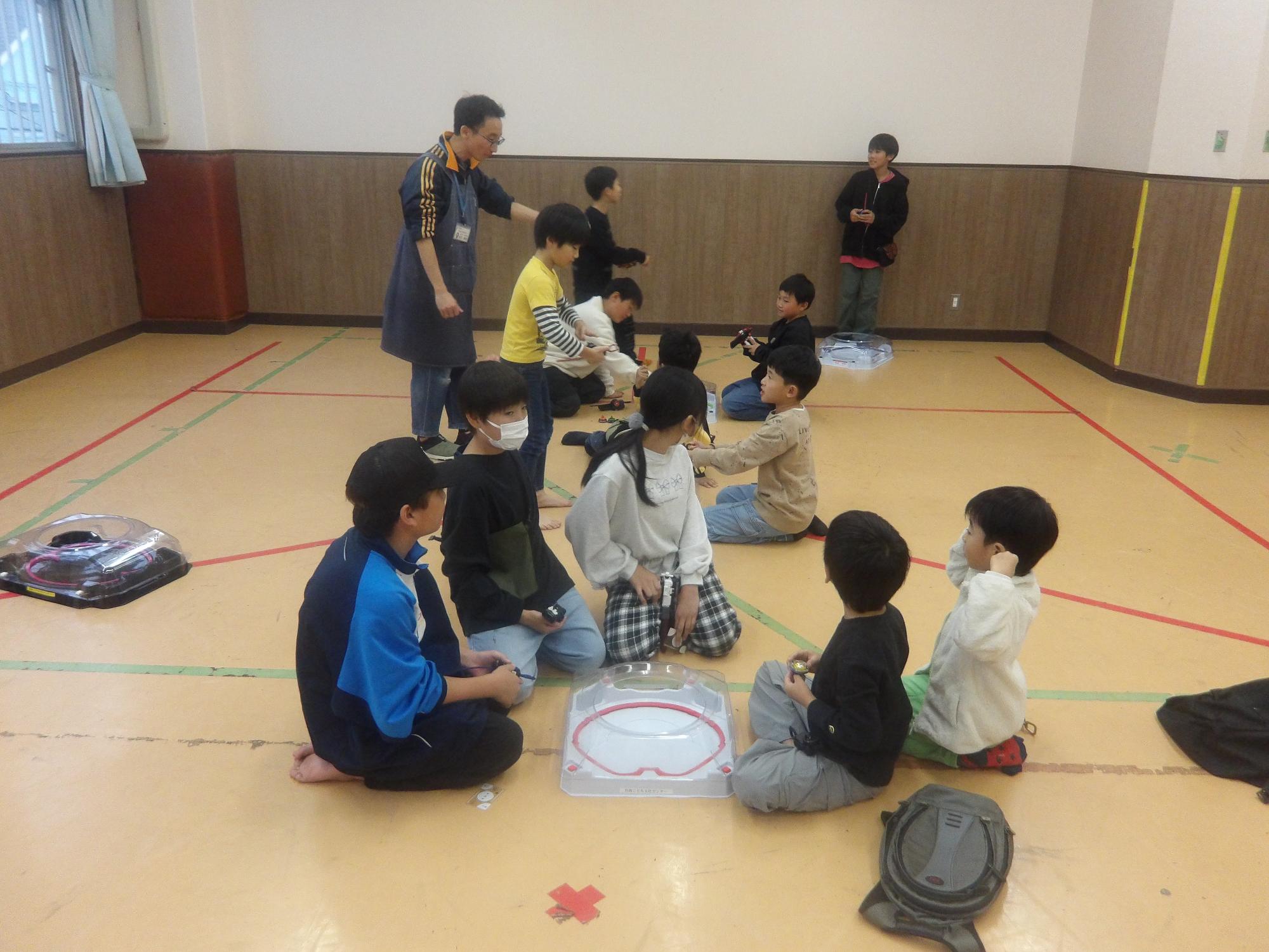 ベイブレード大会の試合の様子の写真