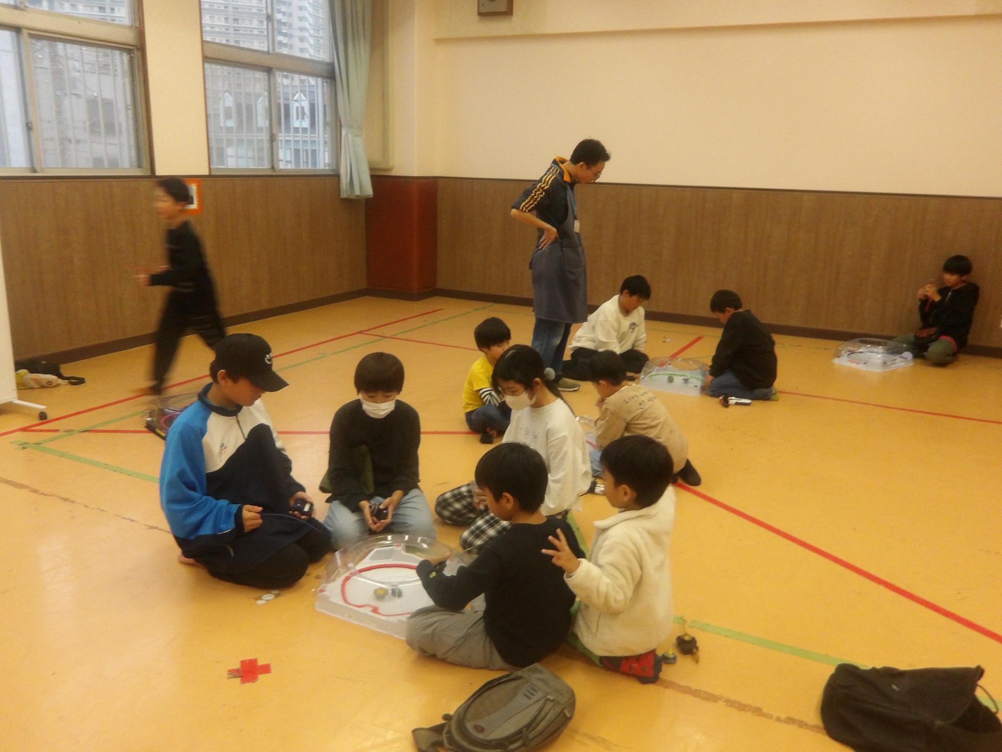 ベイブレード大会の試合の様子の写真