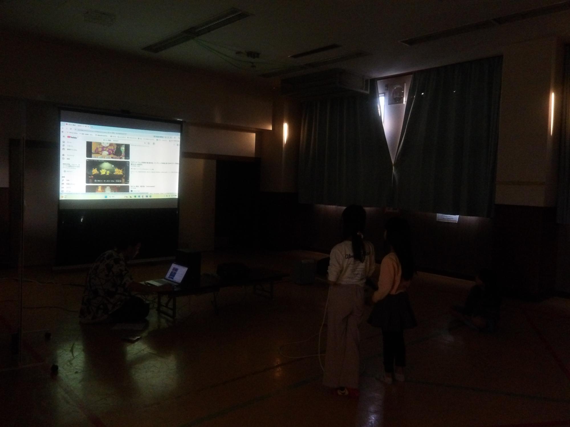 カラオケを楽しんでいる様子の写真