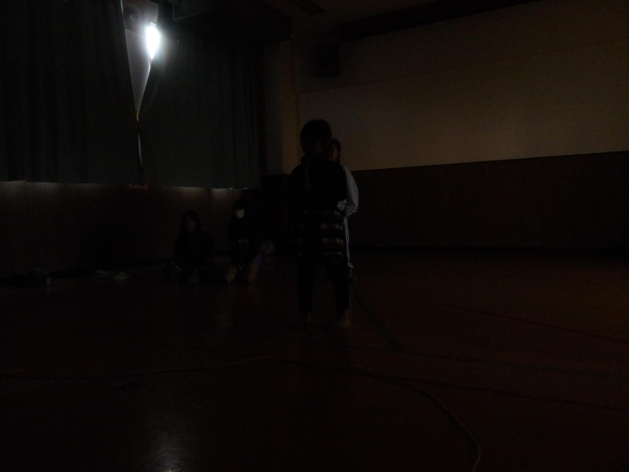 カラオケを楽しんでいる様子の写真