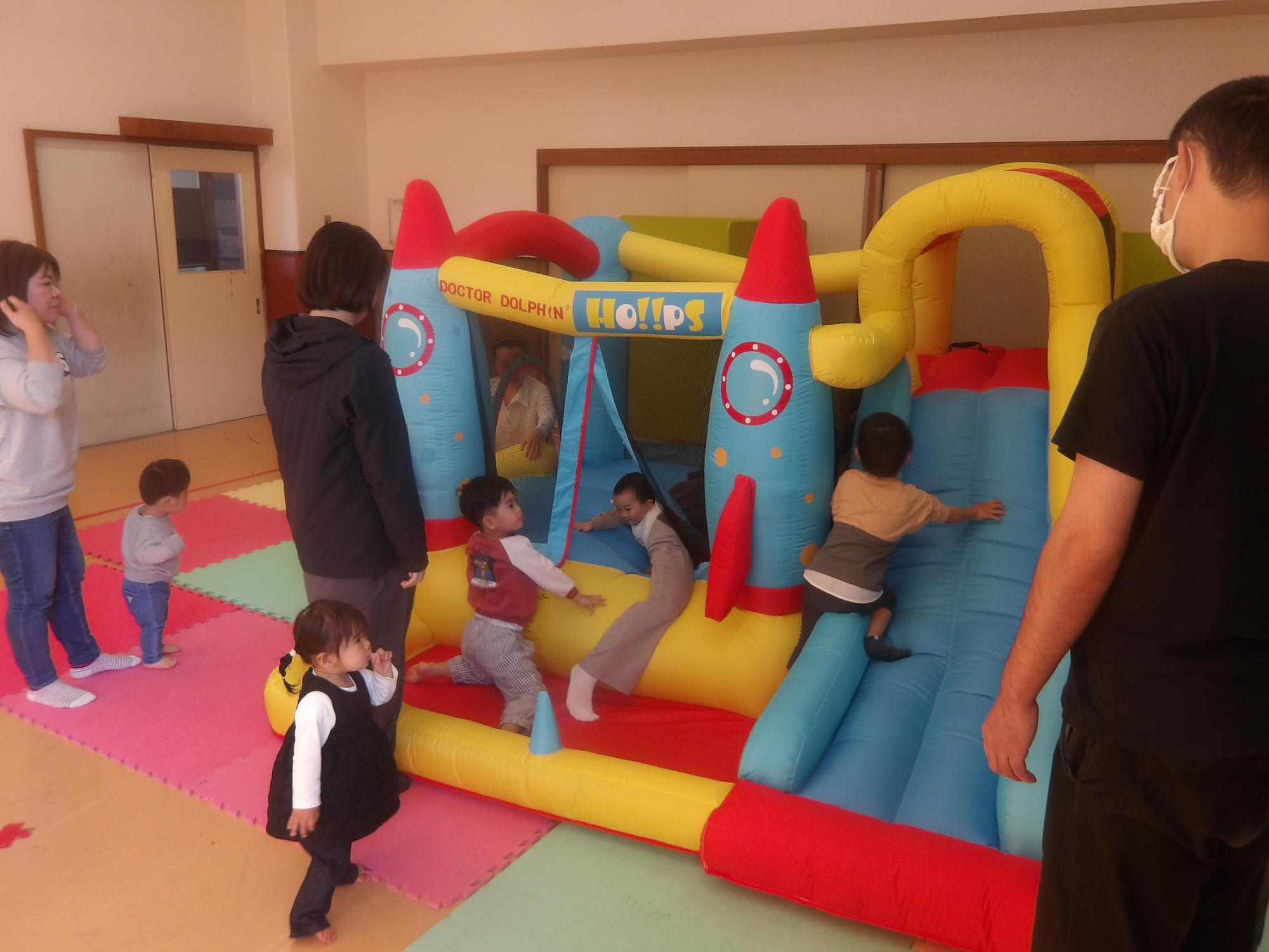 ジャンピングスライダーをしている様子の写真