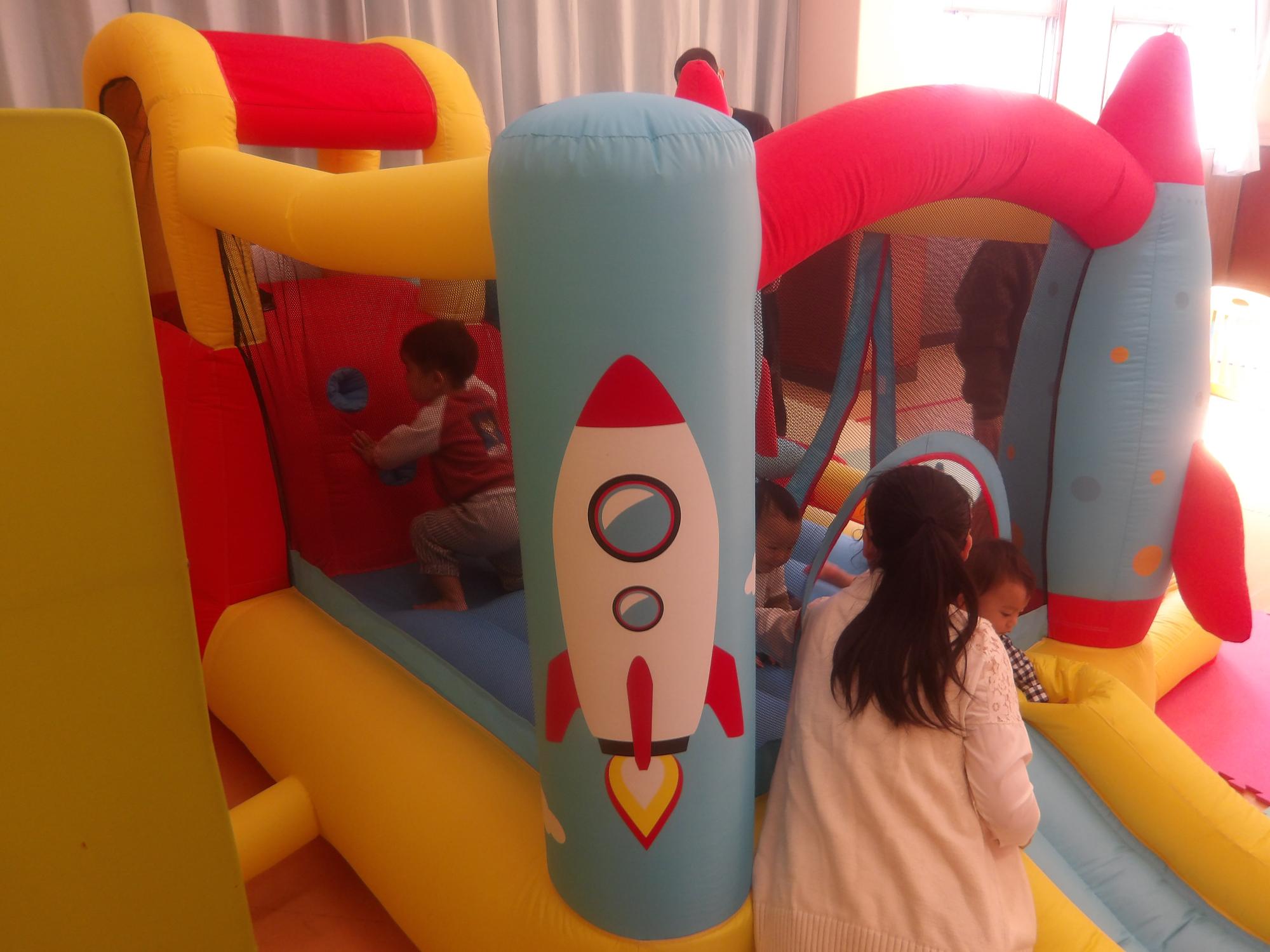 ジャンピングスライダーをしている様子の写真