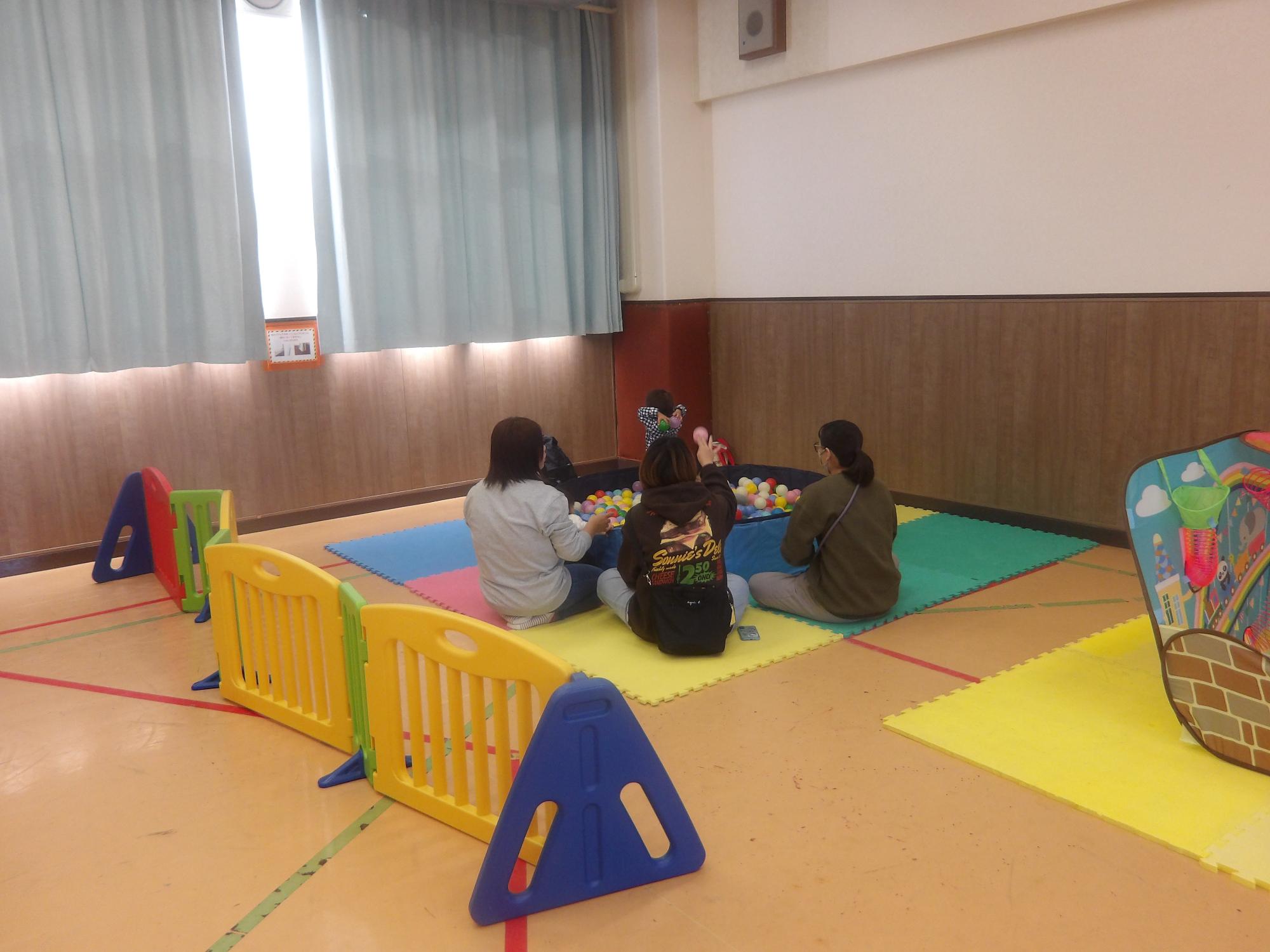 ボールプールで遊んでいる様子の写真