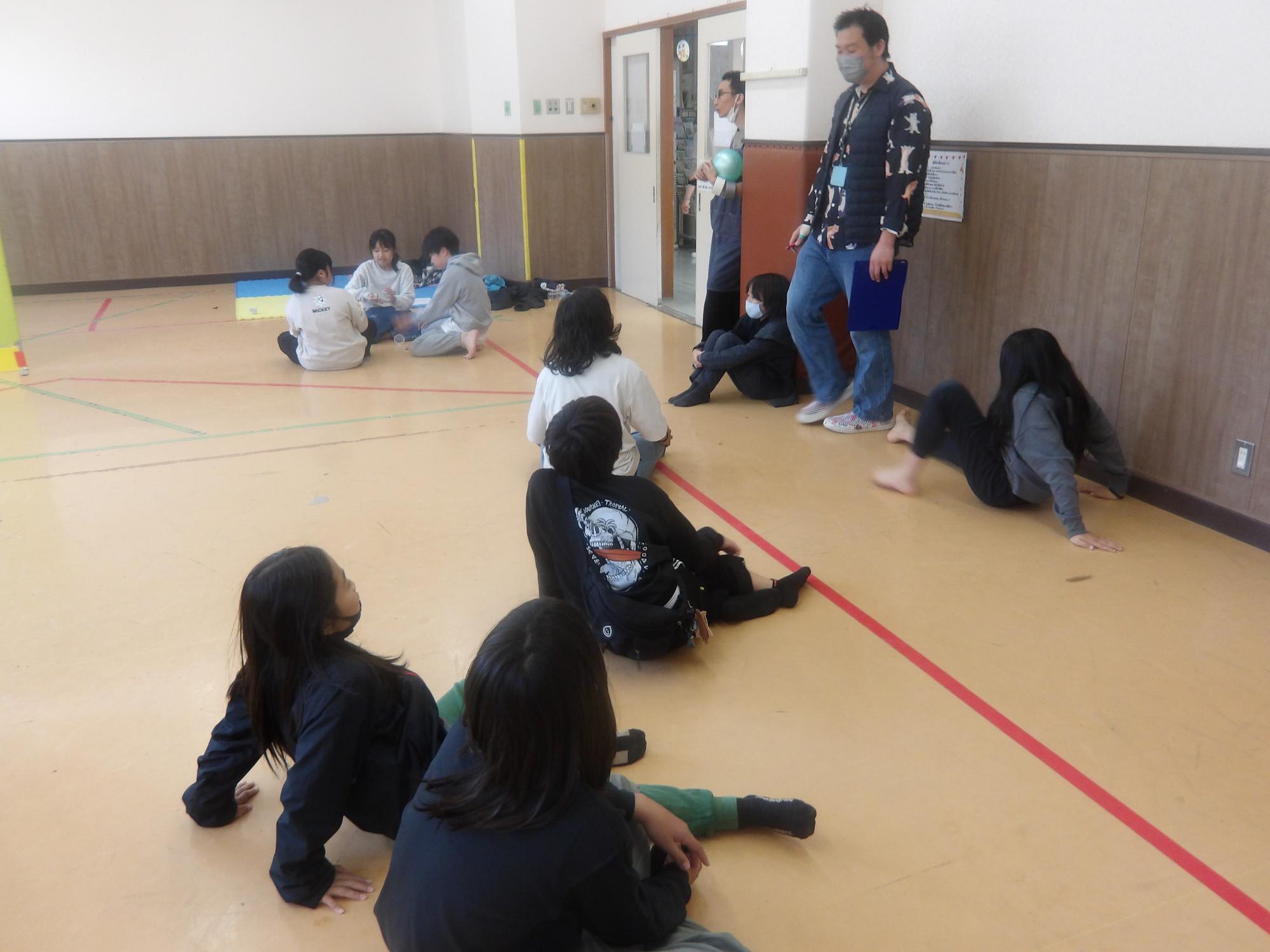 全体で話を聞いている様子の写真