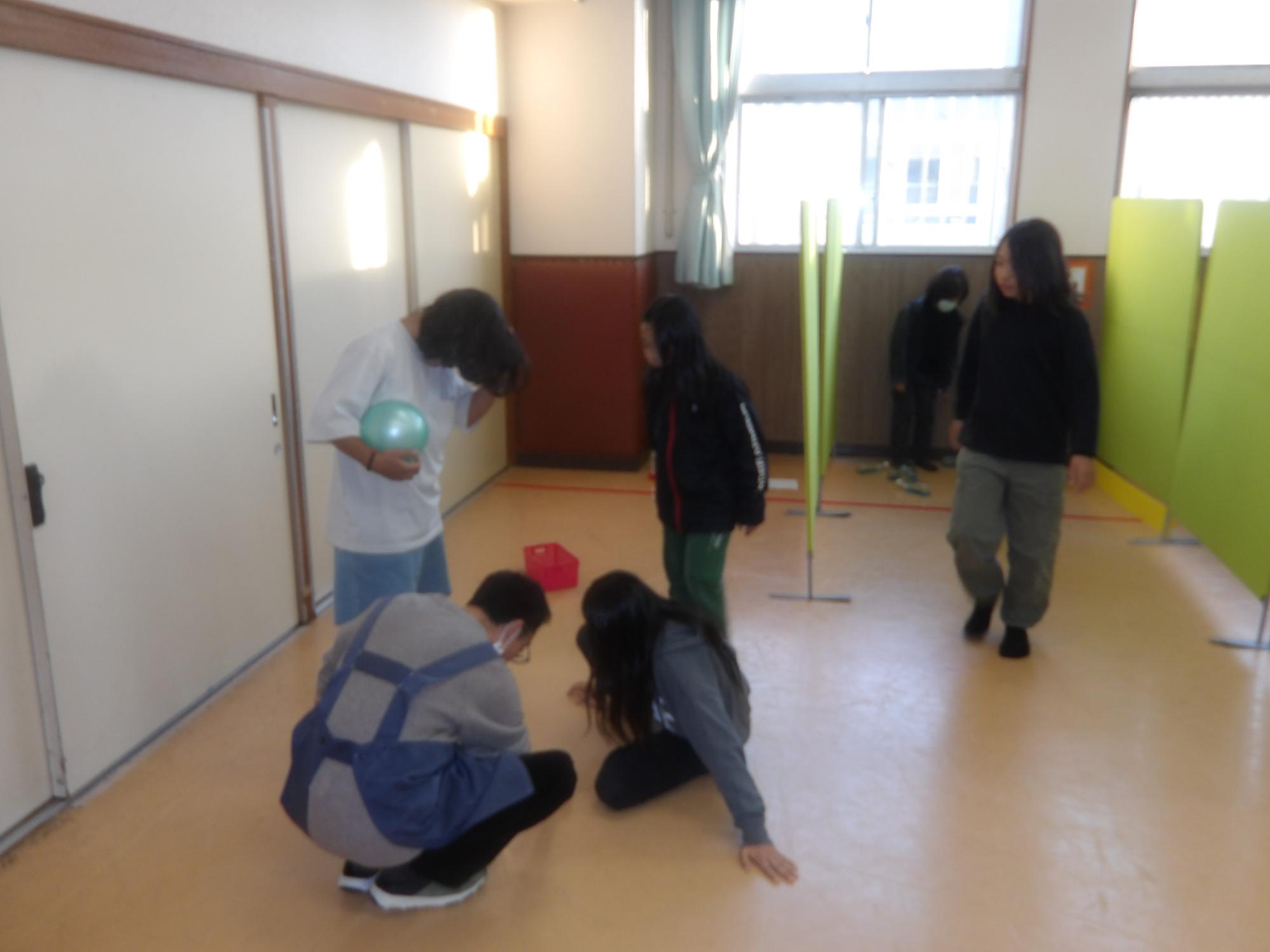 サッカーボウリングを準備している様子の写真