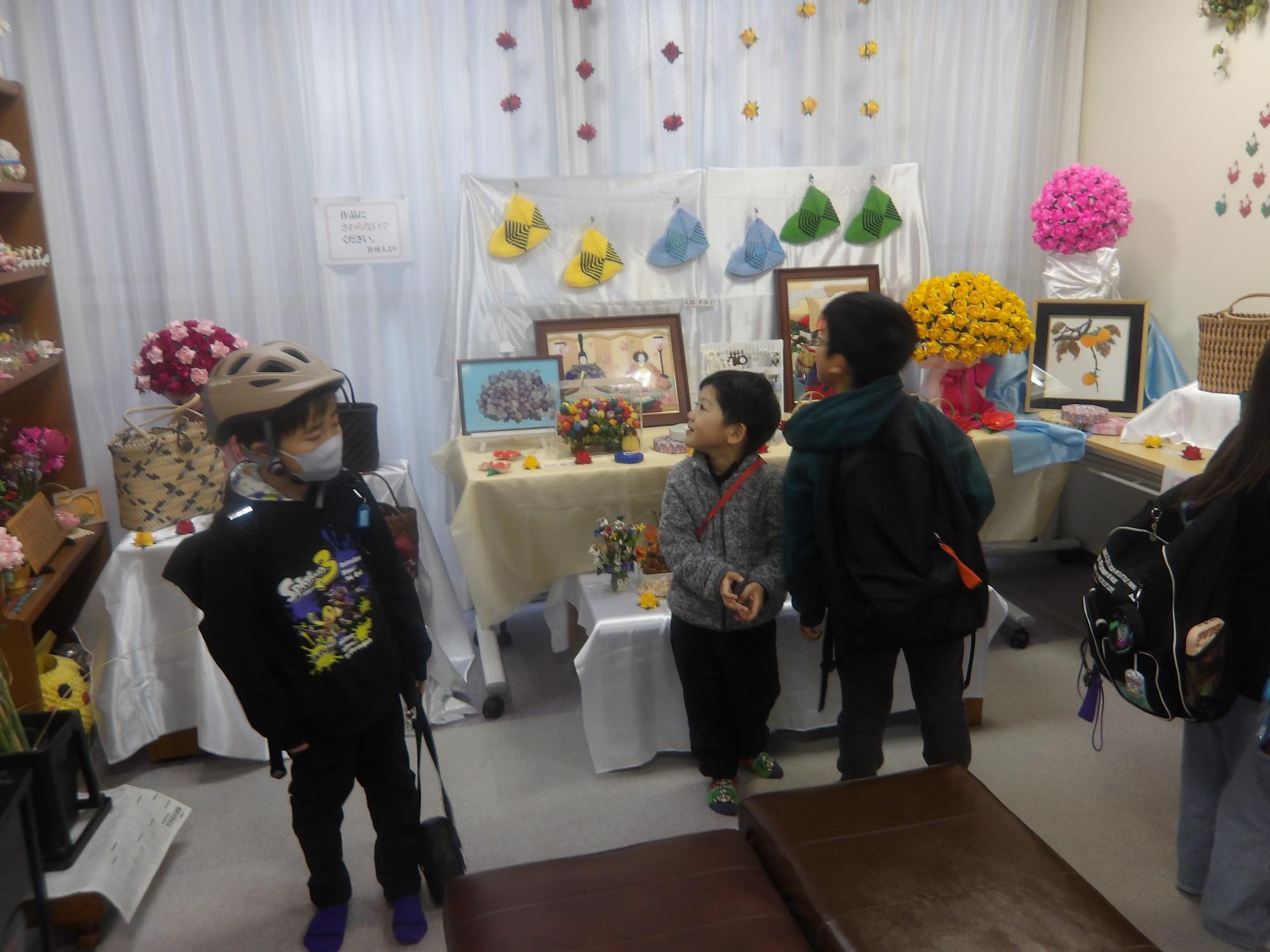 いこいの家の作品展を見てる様子の写真