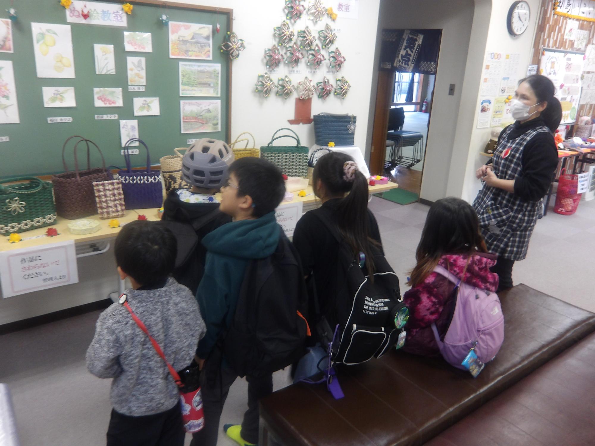 いこいの家の作品展を見てる様子の写真