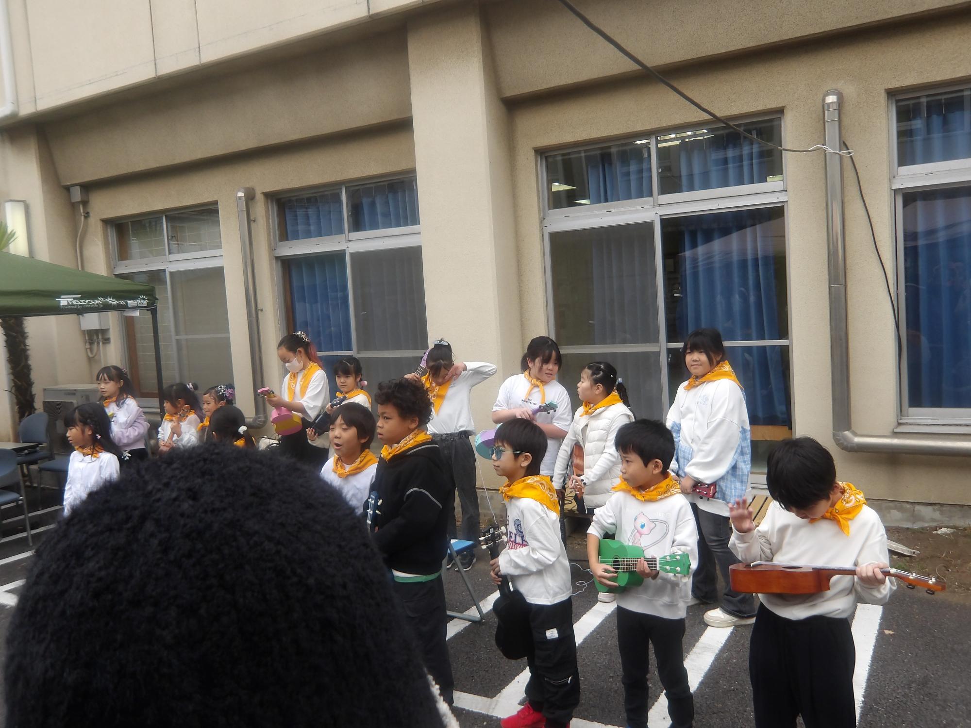 オープニングでウクレレを弾いている様子の写真