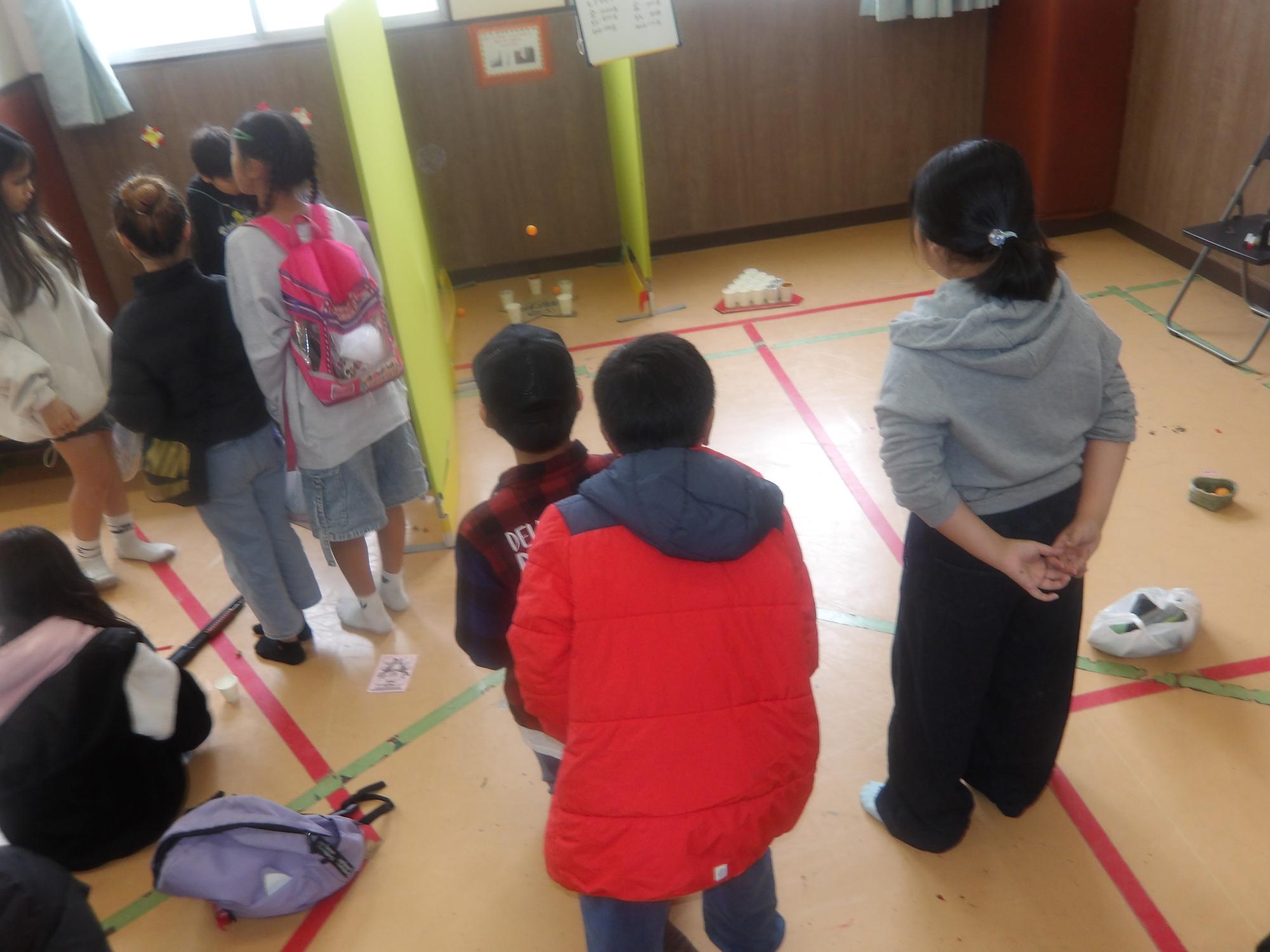 ピンポンカップインをしている様子の写真